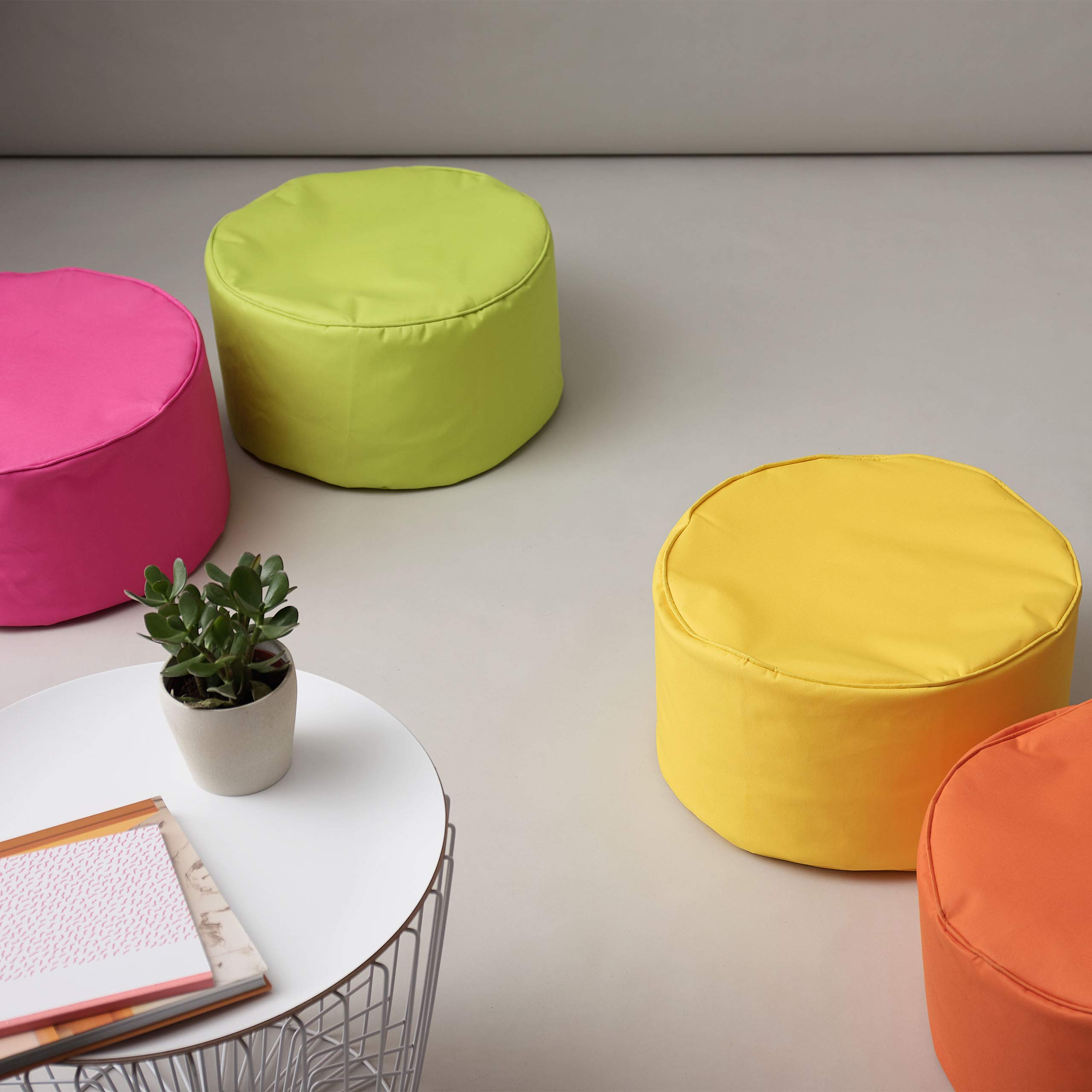 Lumaland Puff Reposapiés Impermeable Comfort Line - Taburete Otomano Redondo para Interior y Exterior - Resistente, Versátil y Moderno - 45 x 25 x 25 cm/Amarillo