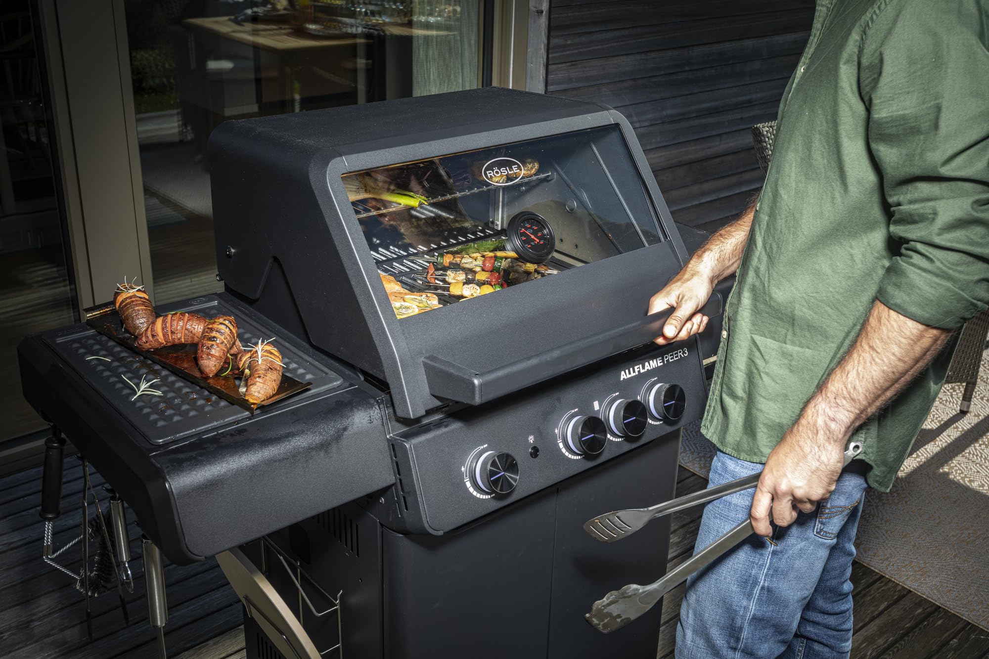 RÖSLE ALLFLAME Peer 3 Barbacoa de Gas con 3 Quemadores (3.5 kW cada uno), CRISPZONE (3 kW) hasta 450°C, Superficie de Asado 60x45 cm, Rejillas de Fundición, Fundición Inyectada de Aluminio, Negro