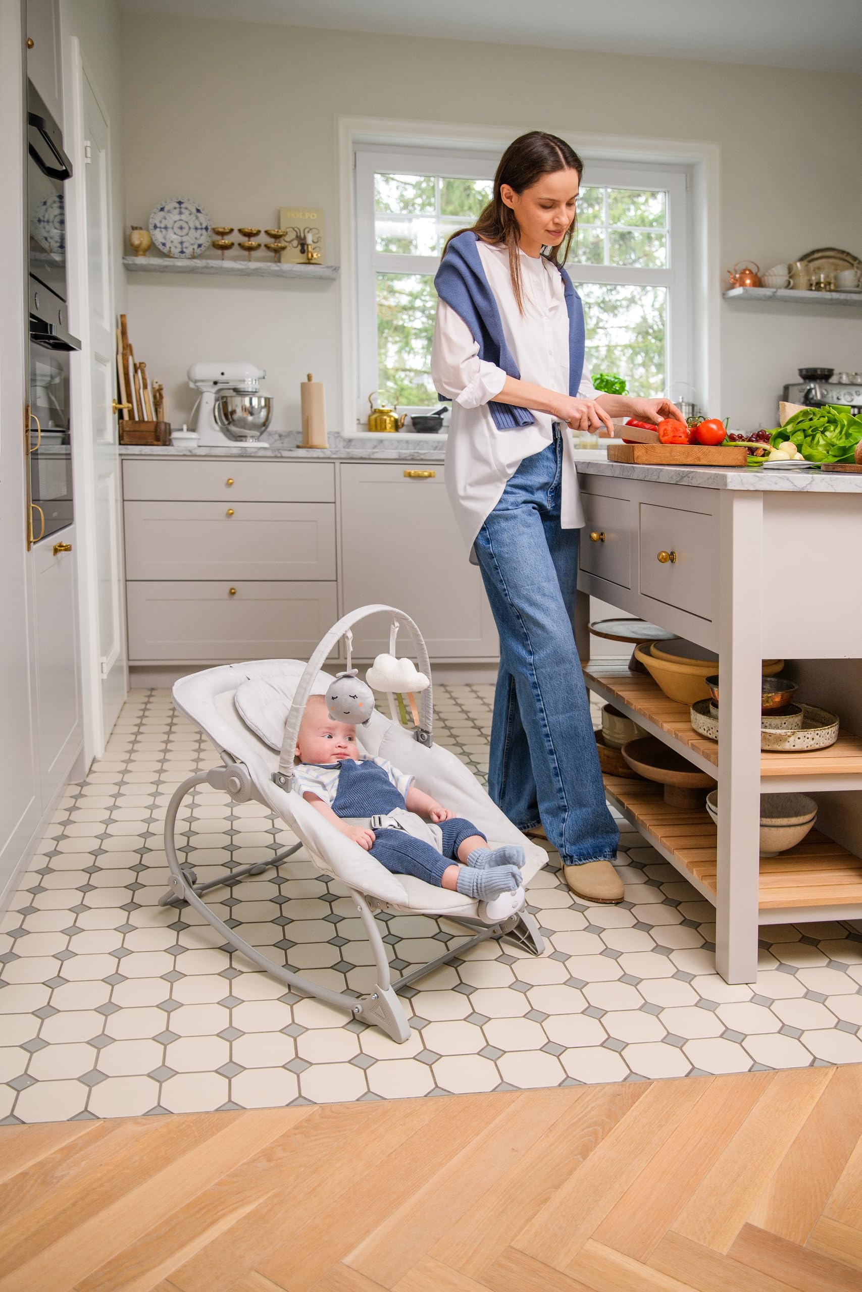 Mecedora MoMi LAPIS para niños hasta 12 kg, a pilas, arnés 3 puntos, barra con 2 juguetes, respaldo 3 posiciones, 8 melodías, control volumen, 3 modos de vibración
