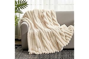 Charming Faux Fur Throw Blanket for Cozy Snuggling