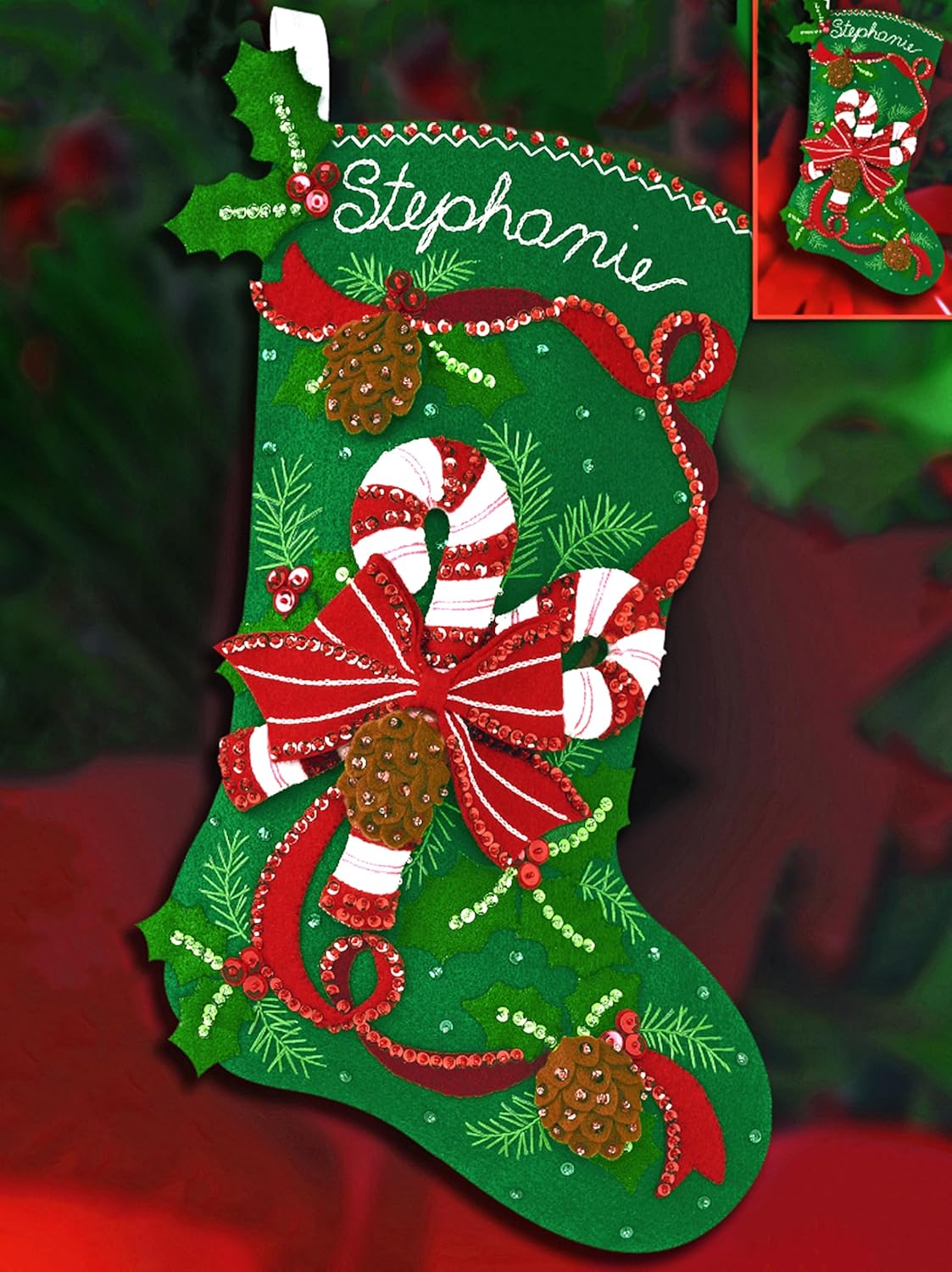 Bucilla Kit de medias de apliques de fieltro con bastón de caramelo y vegetación navideña 84958