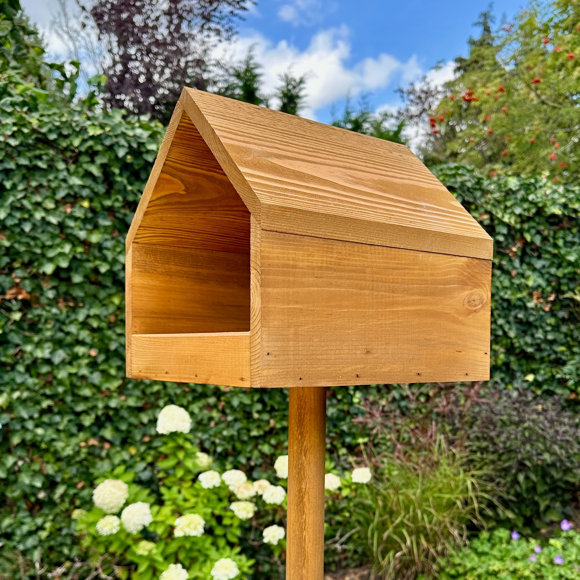 GARTENETAGE Vogelfutterhaus aus Massivholz mit Erdspieß – Wetterfestes Vogelhaus aus Kiefernholz für Wildvögel, stabiles Futterhaus für Garten, Rasen & Terrasse
