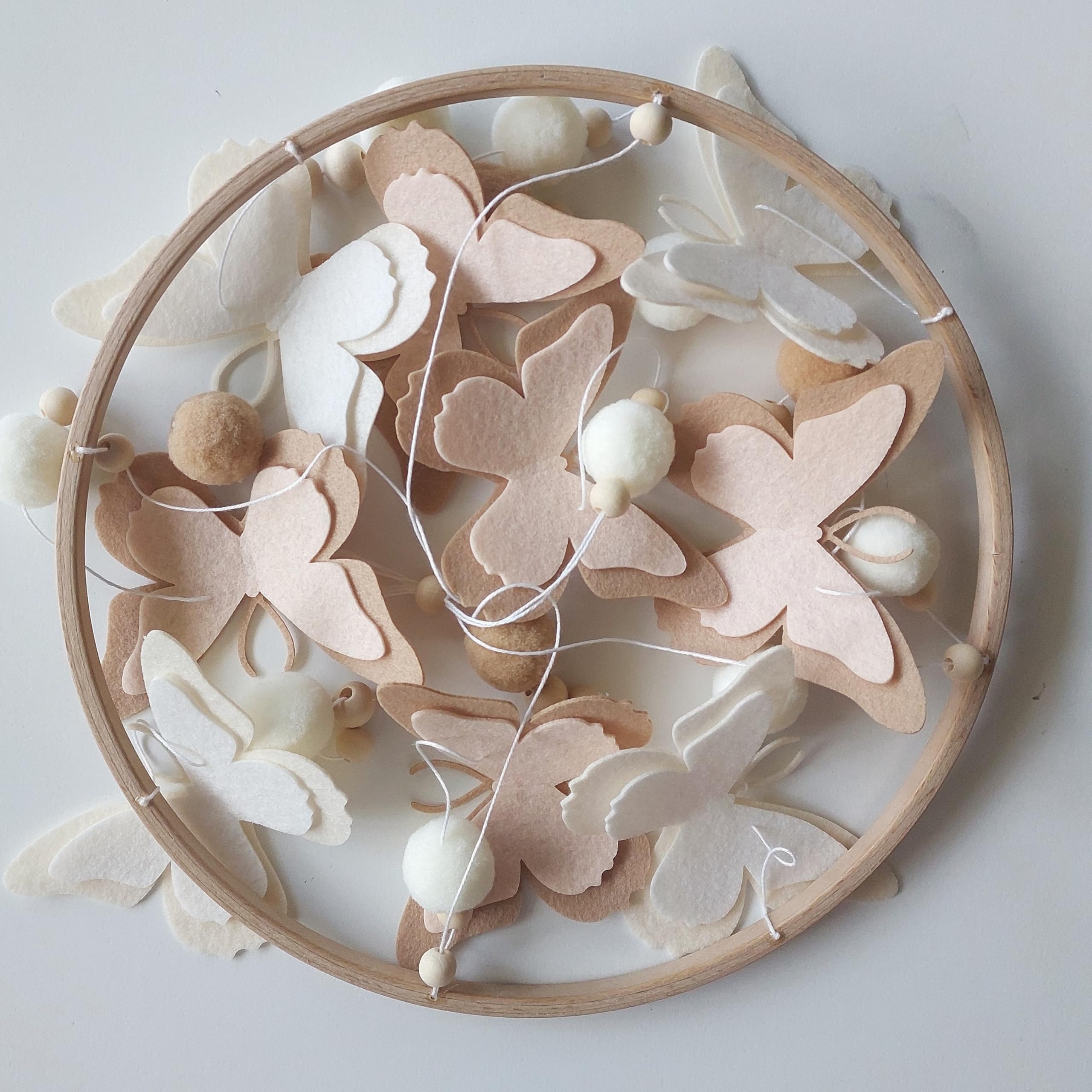 Baby Mobile con farfalle in feltro e pompon – Mobile in legno fatto a mano in tonalità neutre beige e marrone – perfetto per culla o decorazione della cameretta dei bambini