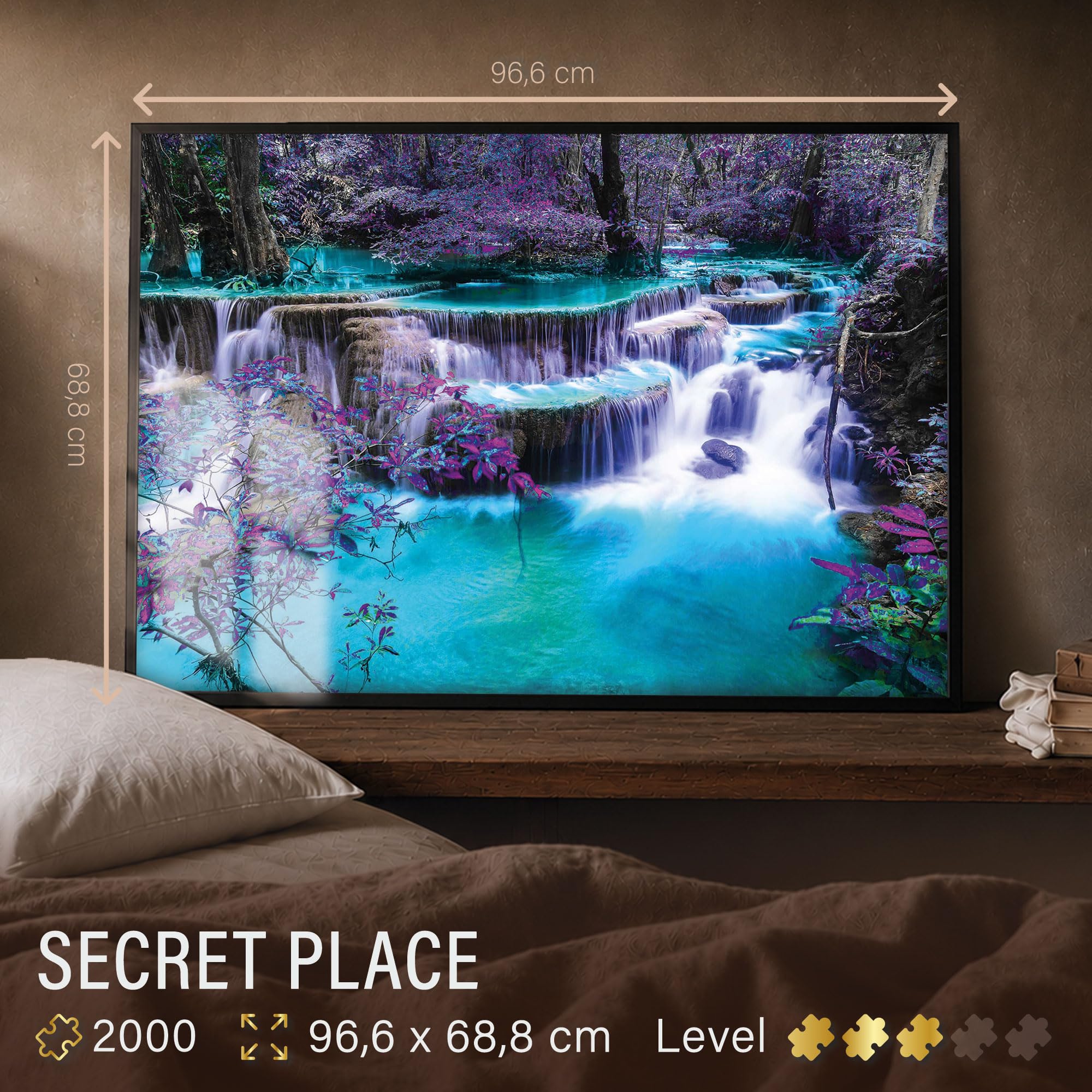 Ulmer Puzzleschmiede - Lieu Secret - Puzzle de 2000 Pièces d'une Cascade Nocturne aux Couleurs Mystiques dans Un Endroit Caché en Asie