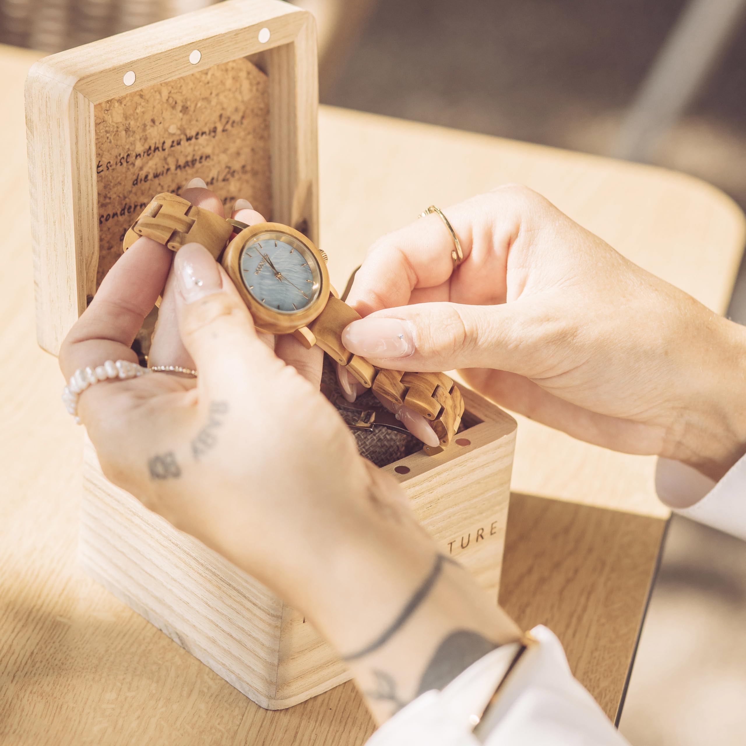 woodwear Damenarmbanduhr aus Olivenholz mit blauem Perlmutt-Zifferblatt Armbanduhr Holzuhr Sky Blue Edition japanischem Marken Quarzwerk (Sky Blue)