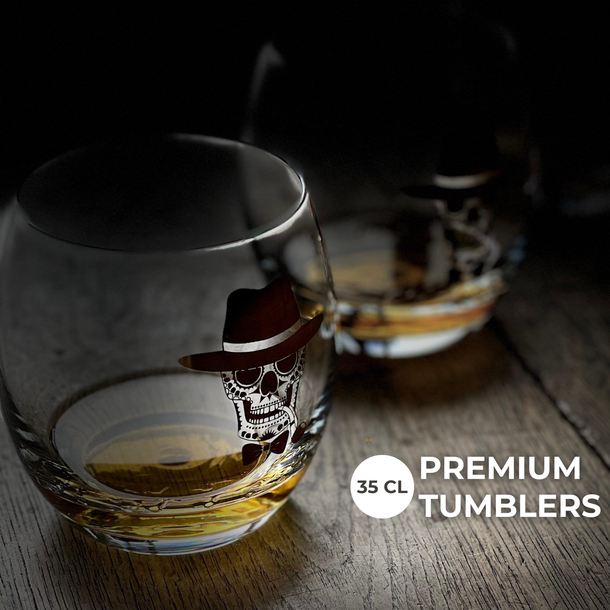 Jarra de Whisky - Juego de decantador de Whisky de Lujo - 0,9 L - Incl. 2 Piedras de Whisky de Calavera Dorada - 2 Vasos de Whisky - 2 Posavasos únicos