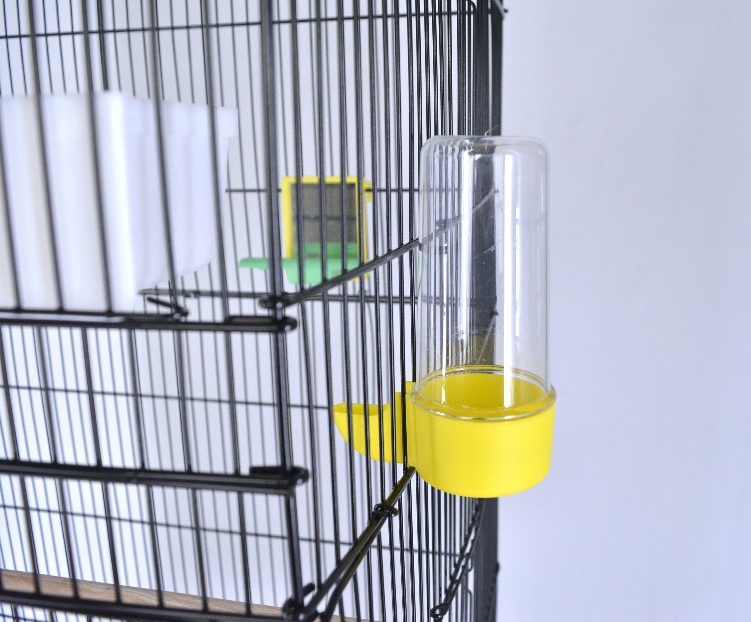 Pet's Solution - Gabbia Uccelli Spaziosa Nera con Tetto Apribile, Beverino, Specchio con Posatoio, Trespoli in Legno, 4 Mangiatoie e Carrello con Ruote