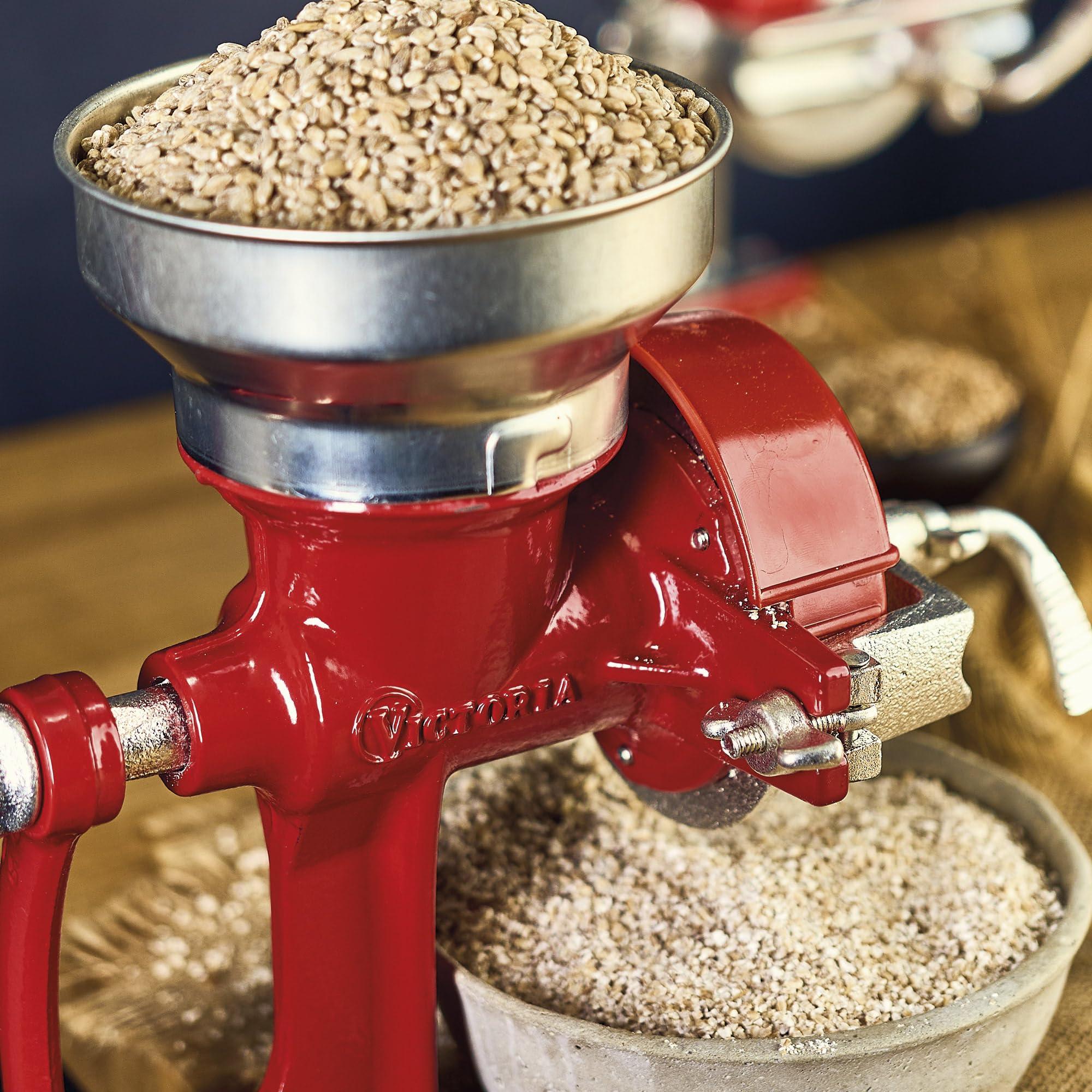 Victoria Moulin à Grains Manuel, Moulin à Main en Fonte pour Moudre le Café, le Maïs, l'Avoine, les Graines, Broyage Réglable, Trémie Basse, Grain Grinder avec Pince de Table, Rouge