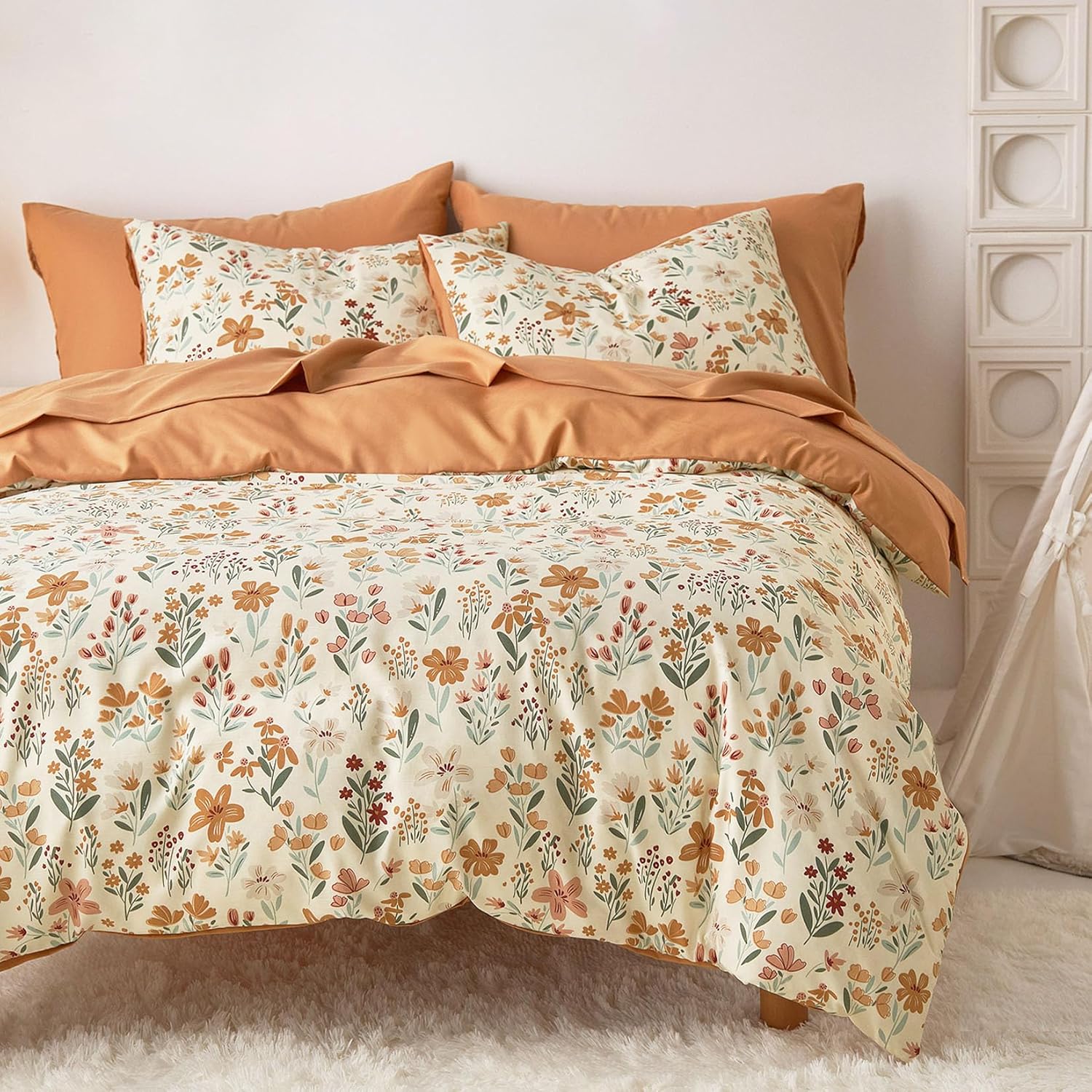Wake In Cloud - Floral Comforter Set, Botanical Flower Cottagecore Shabby Chic Aesthetic for Women Teen Girls, Soft Lightweight Dorm Bedding, 3 Pieces, Orange Cream, Full Size