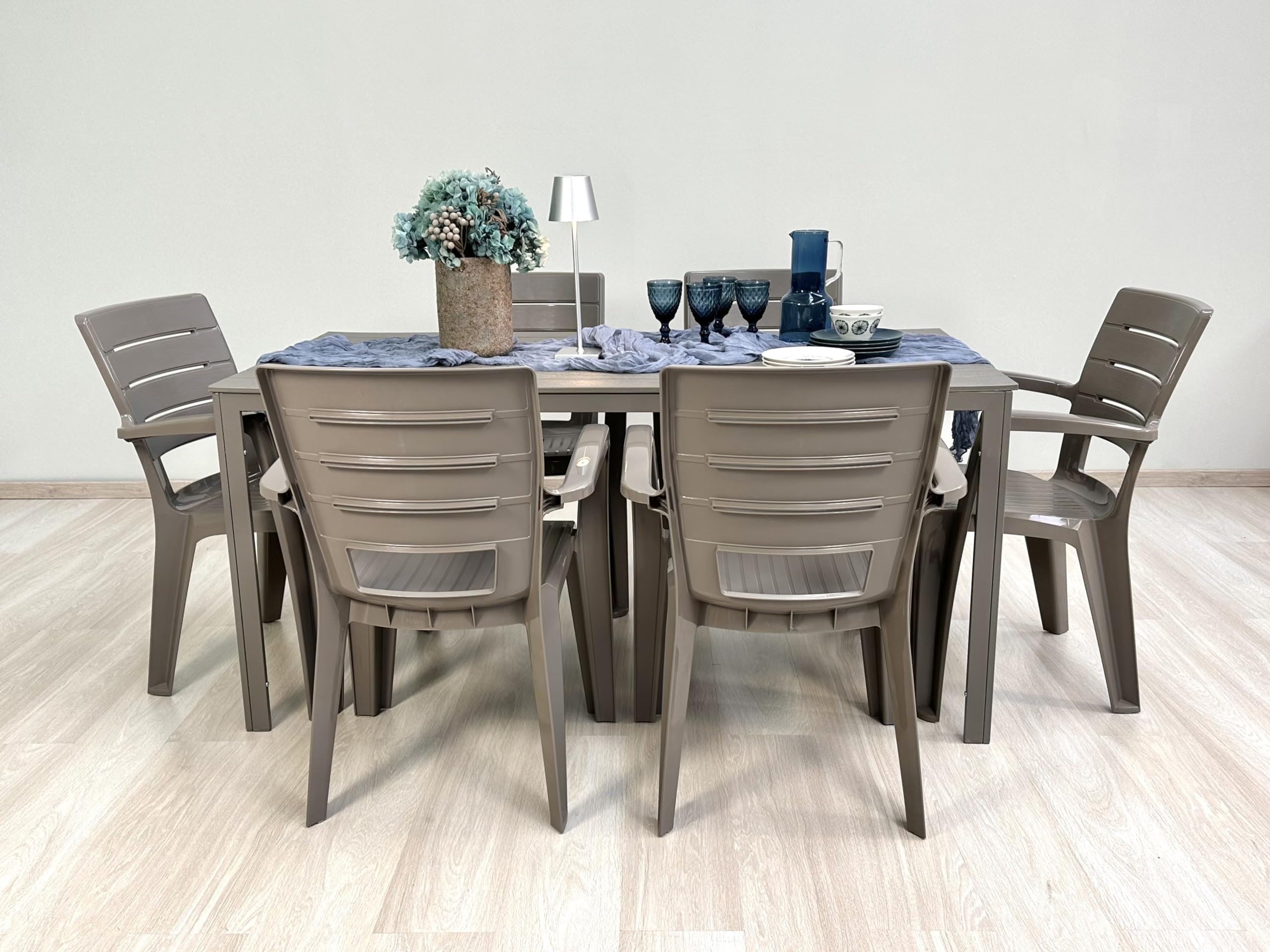 Ensemble repas de jardin ou d'extérieur pour 6 personnes effet bois taupe, table rectangulaire en acier peint avec lattes en polyéthylène, 6 chaises empilables en polypropylène - Thomas & Anita