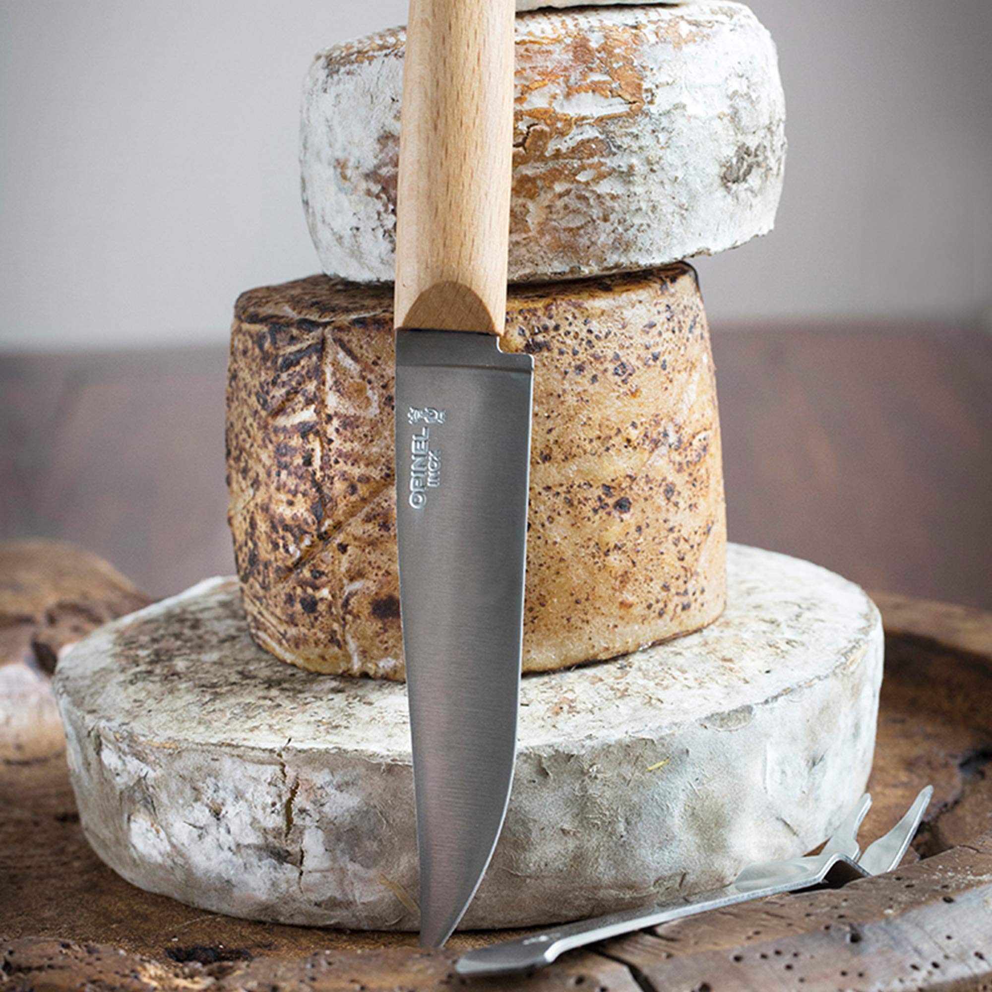 Opinel - Set di Formaggi - 1 Coltello da Formaggio Pieghevole, 1 Forchetta da Formaggio - Lama di 12,5 cm in Acciaio Inossidabile - Manico in Legno di Faggio - Fabbricazione Francese