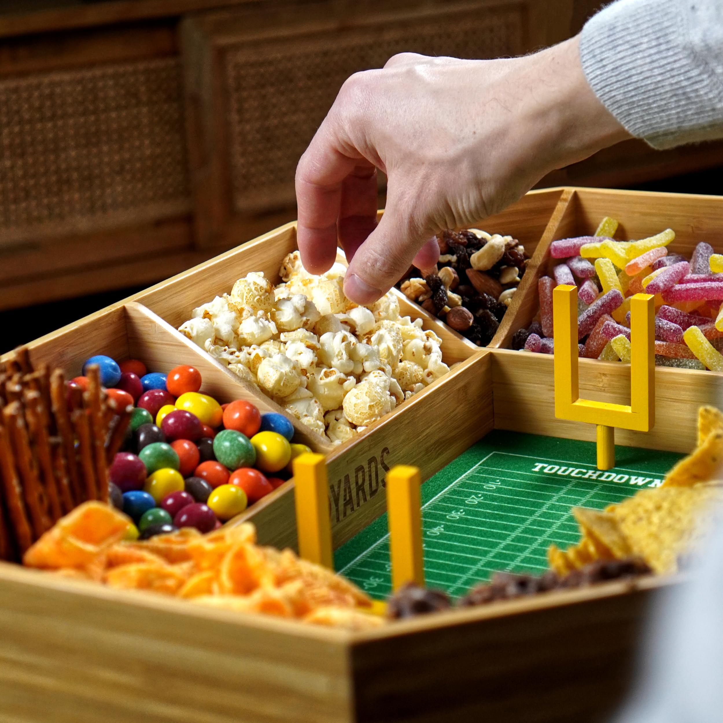 40YARDS American Football Snack Stadium - Estadio para aperitivos de madera de bambú + fieltro (suave) con marcas y 2 goles de campo amarillos | Tamaño: 50 x 36 cm | Construido | Estadio de Football