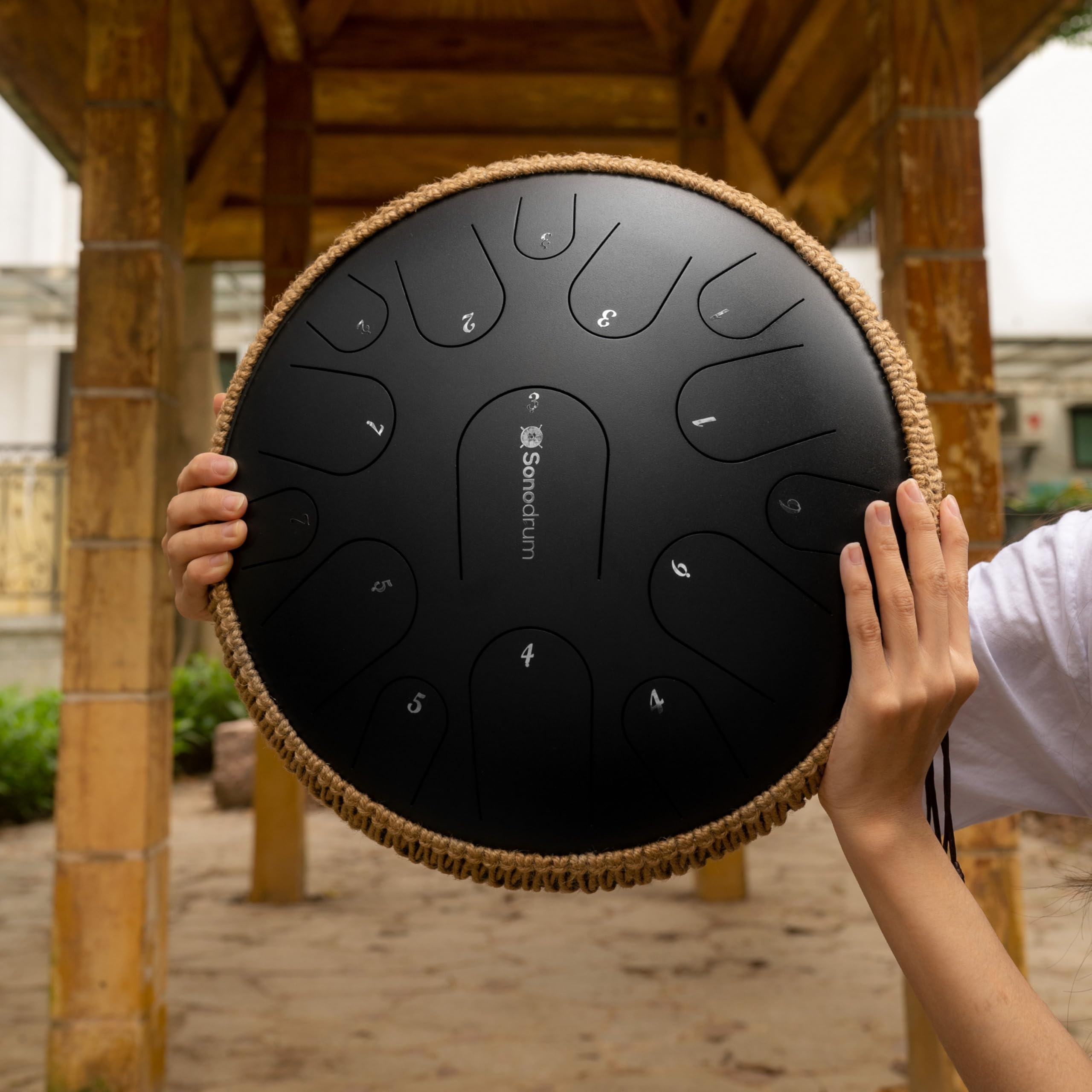 tamburo a lingua d'acciaio 'Premium' in Do Maggiore, nero - 35 cm con 15 note - steel tongue drum con canzoniere, mazzuoli, fingersticks e borsa da trasporto. Senza leggere le note.