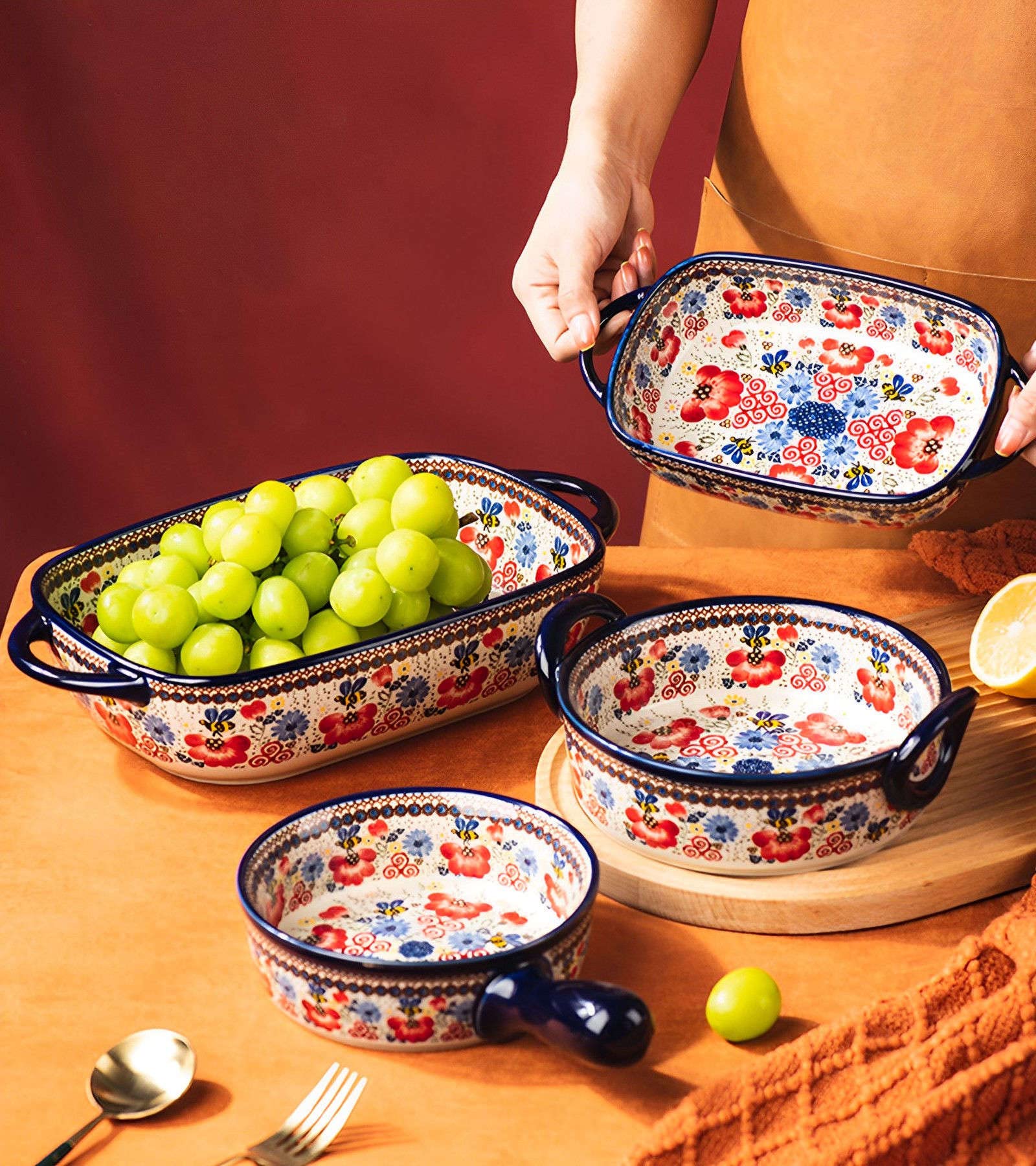 Ceramiczne naczynie do pieczenia do piekarnika, małe naczynie do zapiekania z uchwytami, piec ceramiczny do pieczenia - pszczoła i kwiat okrągły 950 ml