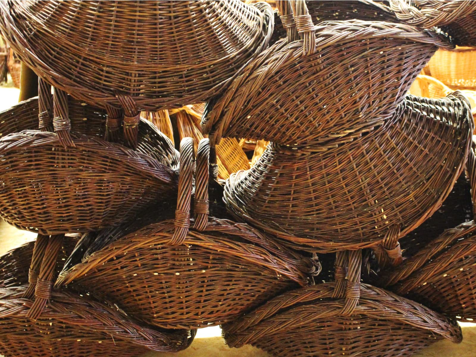 Holzkorb – Kaminholzkorb aus Weide – Kaminkorb mit Juteeinlage – Großer und stabiler Tragekorb – Weidenkorb zur Aufbewahrung – Dekorativer Blumenkorb – Maße (L) 65 x (B) 40 x (H) 25/45 cm