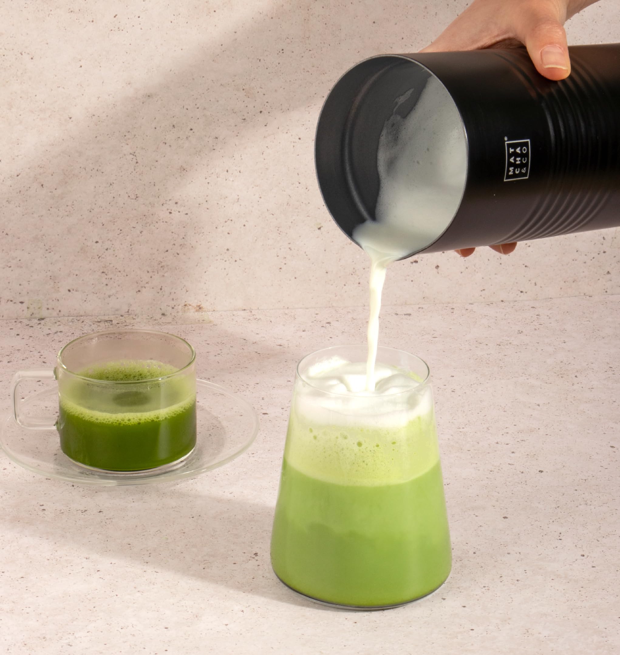 Matcha & CO - Espumador/calentador de Leche Automático 500W. Capacidad de 300 ml para espumar leche caliente/frio. Base 360º. Prepara tus lattes, capuchinos y chocolates en menos de 60 seg.