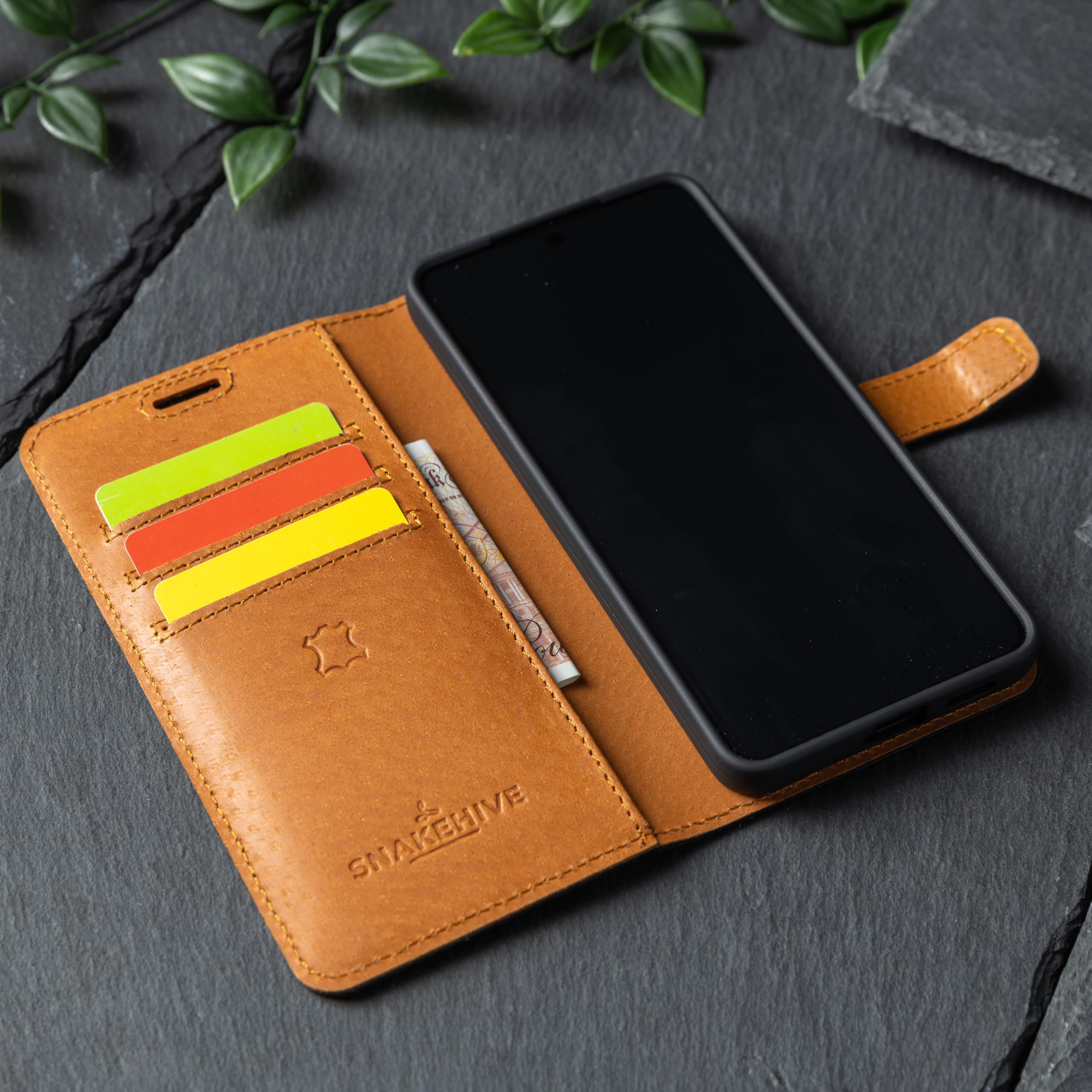 Snakehive Lederhülle für Samsung Galaxy S26 – Klapphülle mit Kartenfächern & Standfunktion (Braun)