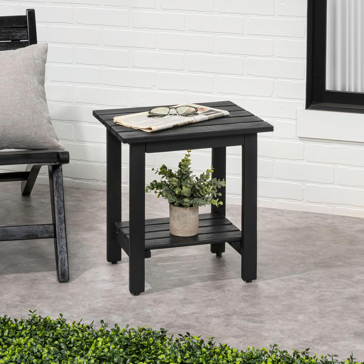JONATHAN Y Kellie 16" Modern Black Acacia Wood Outdoor Side Table with 2-Tier Storage, Weather-Resistant Rectangular Slatted End Table for Patio, Garden, Deck, and Porch END6001B