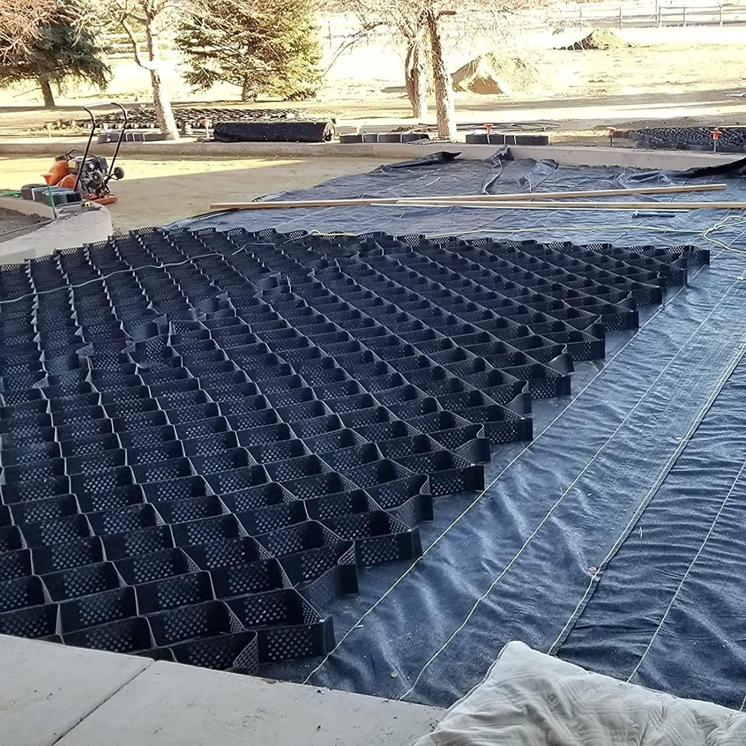 Grille de sol à géocellules pour créer une allée de jardin stable