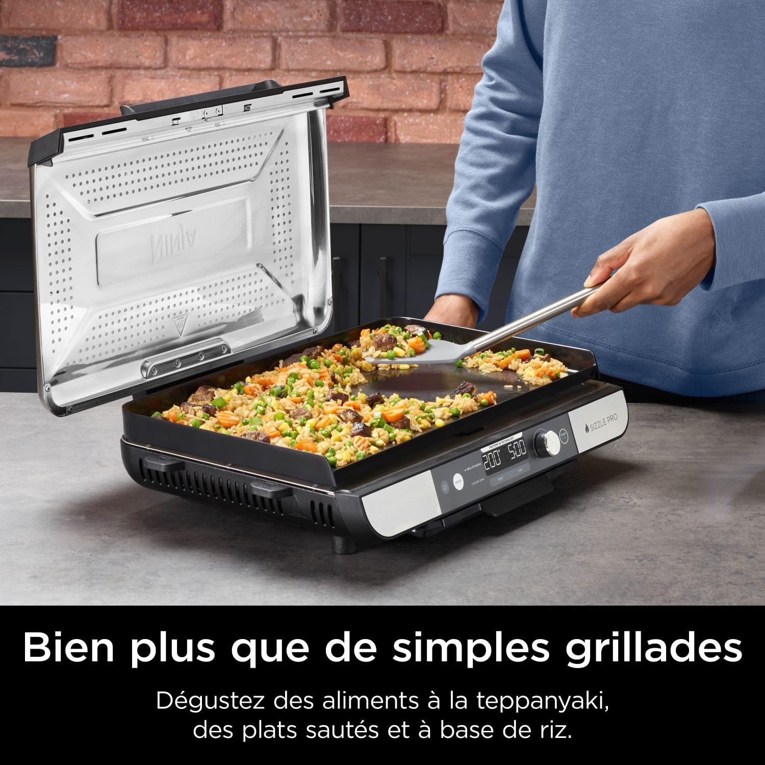 Ninja Sizzle Pro XL Grill Electrique Intérieur & Plancha Electrique Céramique, Grill Multifonction Pour Grillade Maison & Smash Burger, Couvercle, Accessoires, Argent/Noir GX101EU