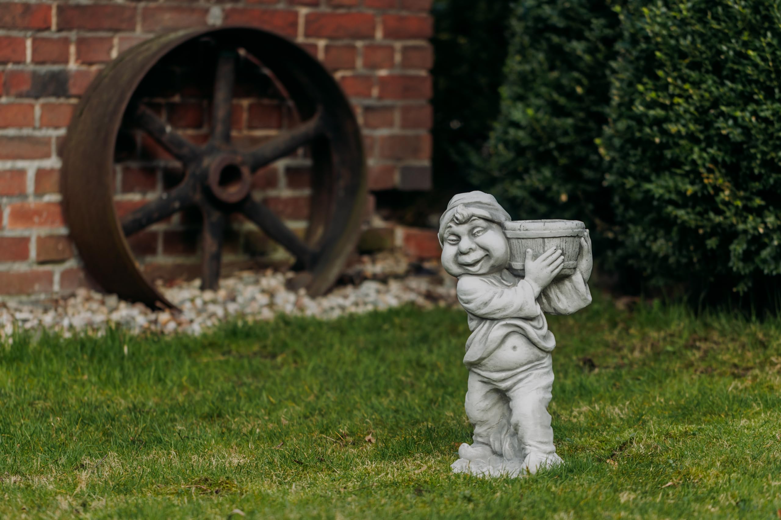 gartendekoparadies.de Gnom mit Pflanzgefäß, Steinfigur Wichtel, H. 50 cm, 19 kg, Grau, frostsicher aus Steinguss für Außenbereich