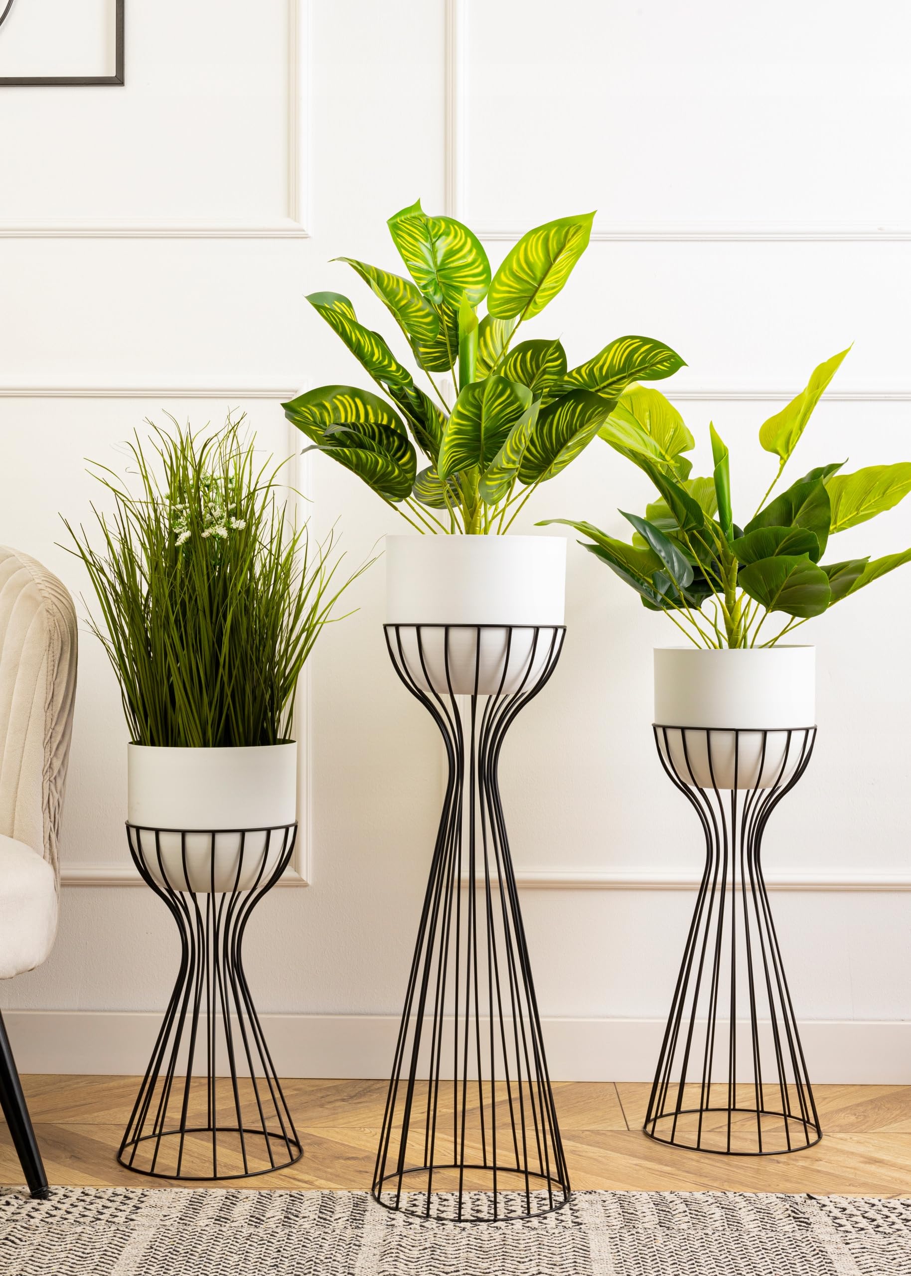 Moderno supporto per fiori in metallo, altezza 68 cm, con vaso da fiori bianco, rotondo, diametro 18 cm, su robusto supporto nero, supporto per piante per la decorazione di interni