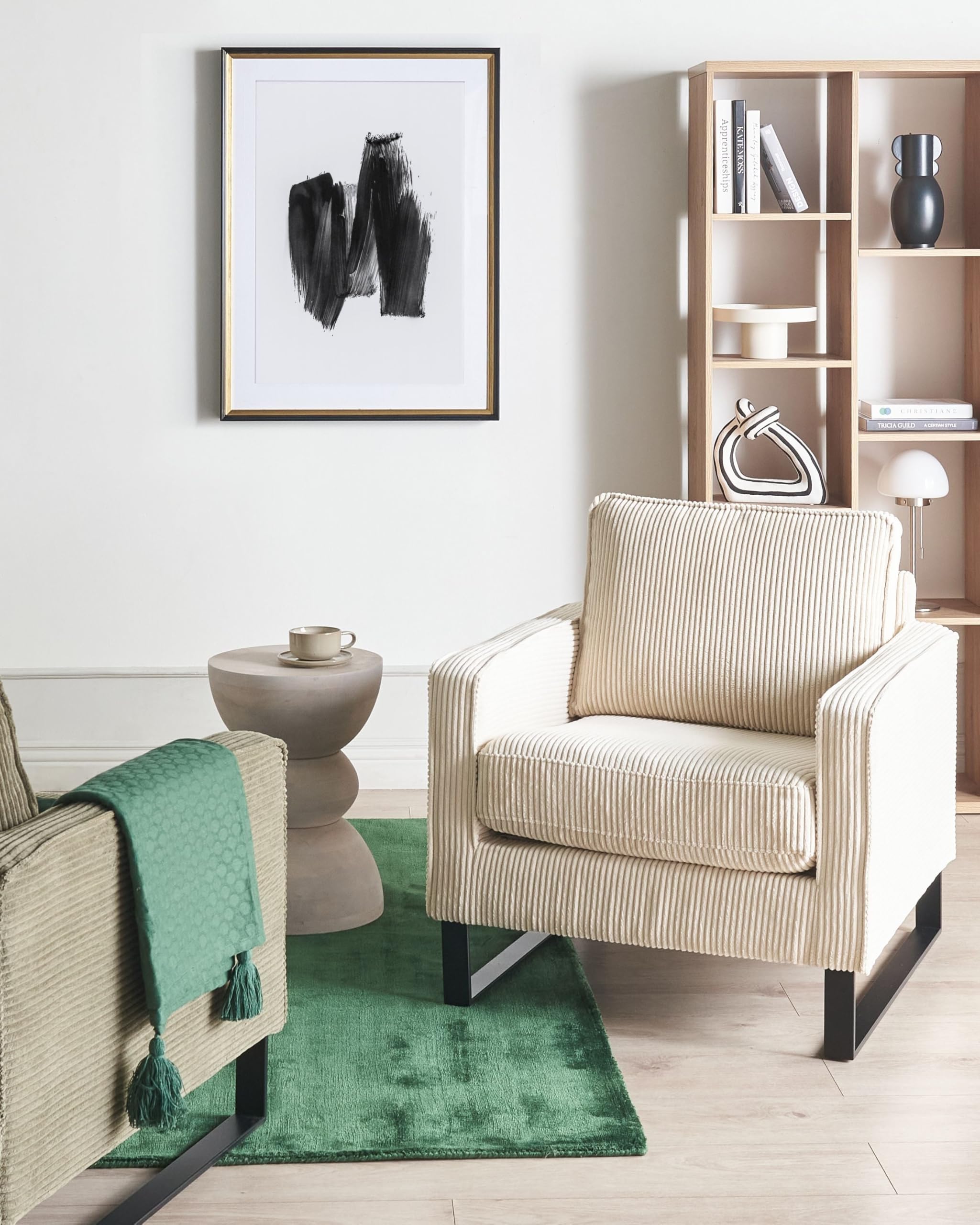 Beliani Retro Sessel Cord Hellbeige mit Armlehnen Schwarze Füße aus Edelstahl Vind