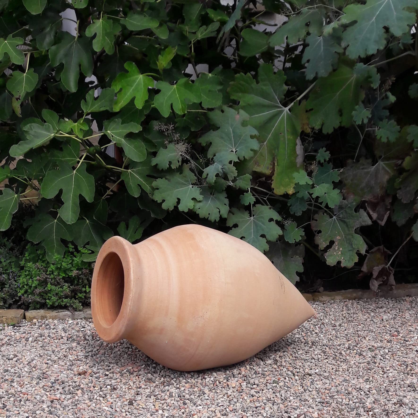 Palatina Werkstatt Esclusiva anfora in terracotta sdraiata Vitex 60 cm – 100% fatto a mano – dona fascino irresistibile al tuo giardino e interno