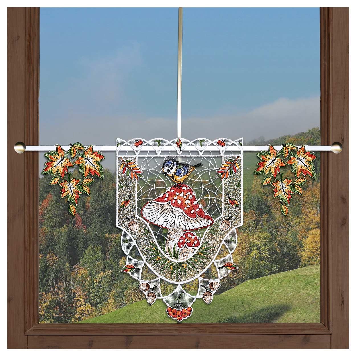 Scheibenhänger Herbstwald mit Fliegenpilz Vogtländische Spitze | gestickt aus Herbstmotiven Fliegenpilz Blaumeise bunte Blätter Eicheln | herbstliche Scheibengardine mit Vögelchen 34 x 23 cm
