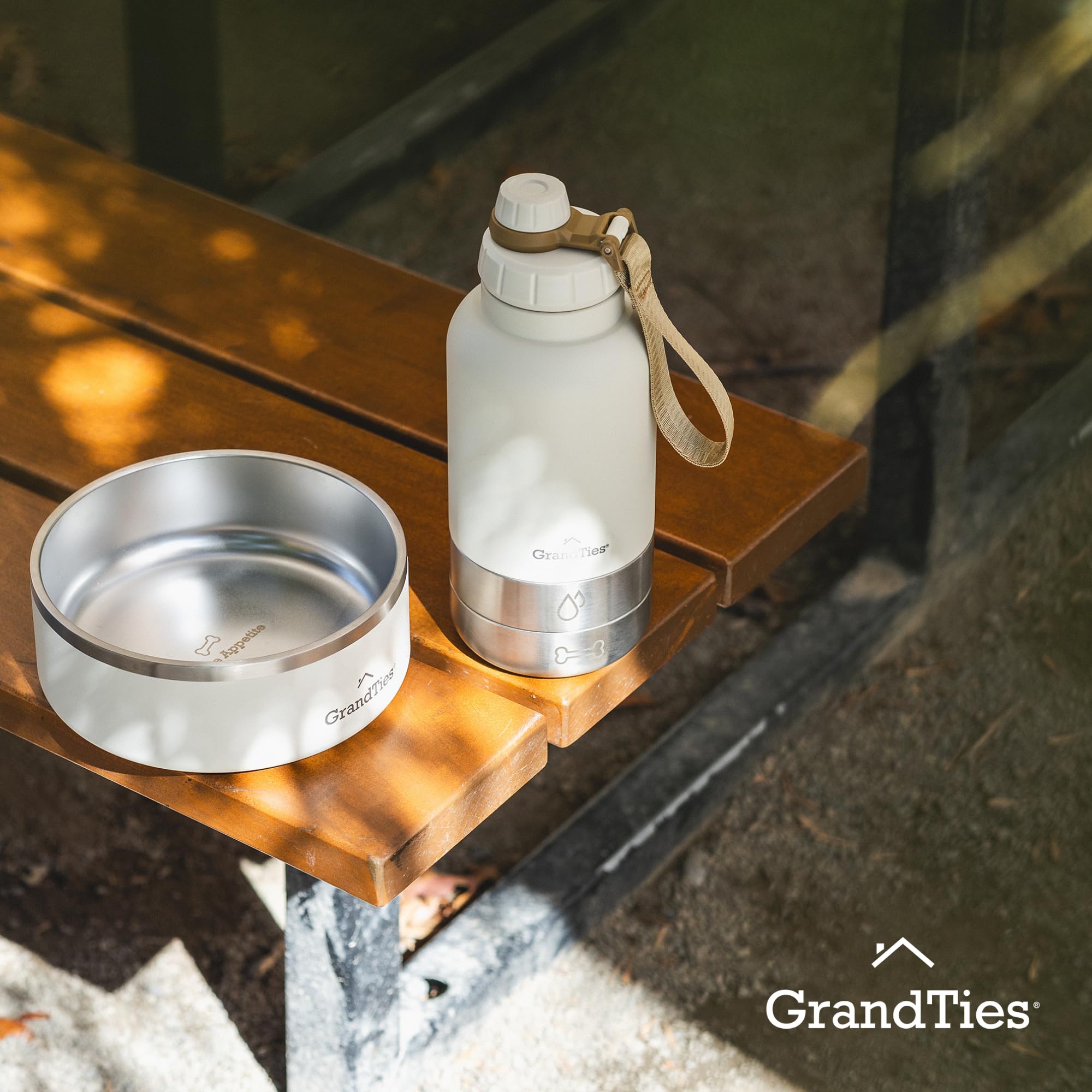 GrandTies Bouteille d'eau Portable Isotherme avec 2 distributeurs Amovibles pour Chien | Conteneur de Voyage Alimentaire étanche | Marche, randonnée, Camping (1,9 l, Blanc Ivoire)