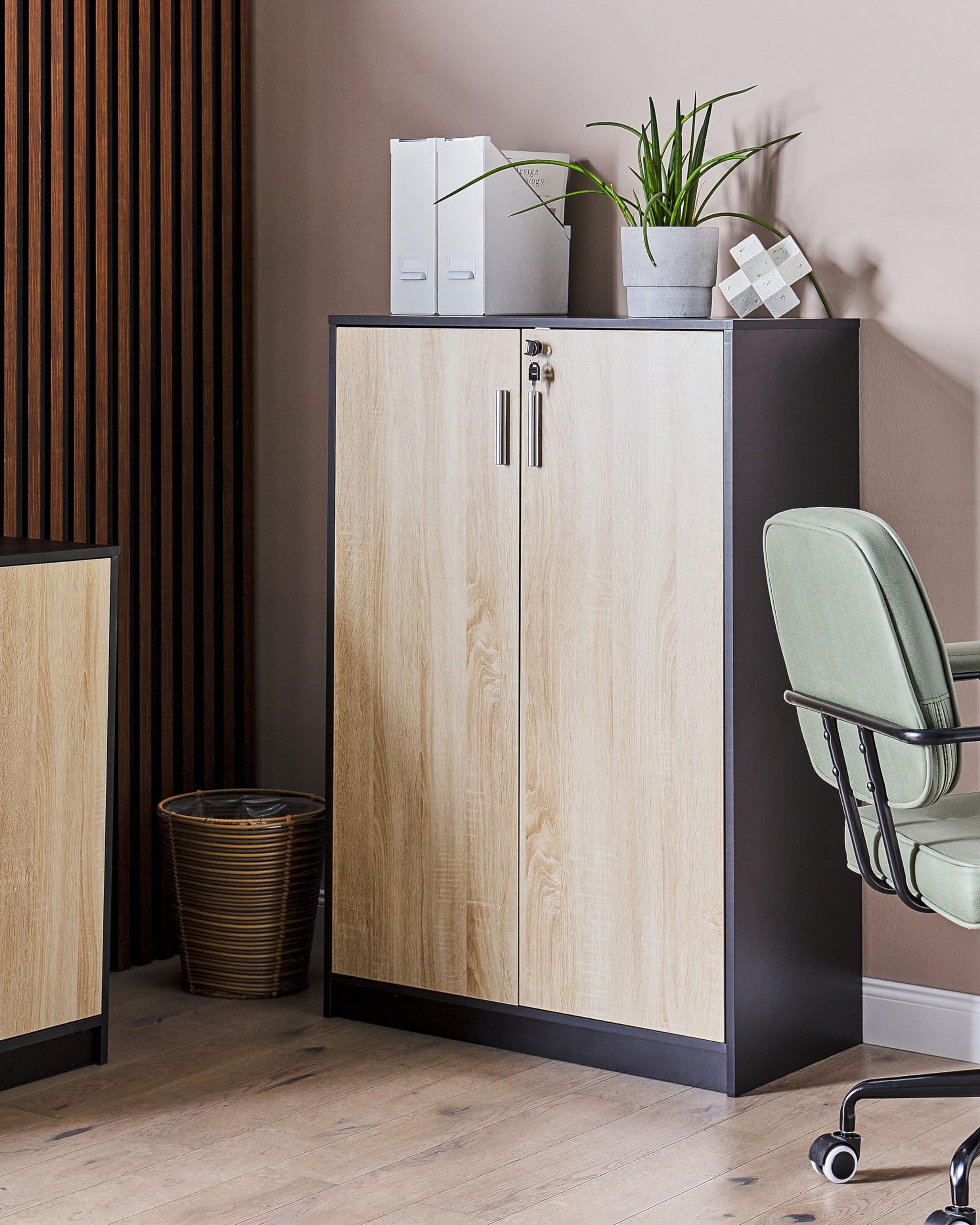 Beliani Armadietto moderno a 2 porte e 3 ripiani con chiusura a chiave in legno chiaro e nero