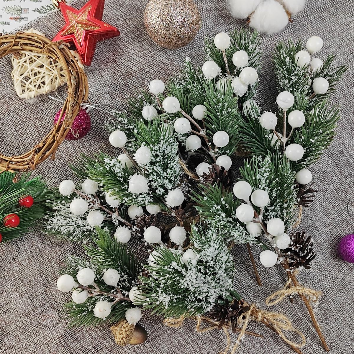 TIHOOD Künstliche Weihnachtsblumen, 20,3 cm, weiße künstliche Beerenspieße, Tannenzapfen mit Tannenzapfen, Stechpalmenblätter für Vase, Blumenarrangement, Kranz, Winterferien, Dekoration, Basteln, 20