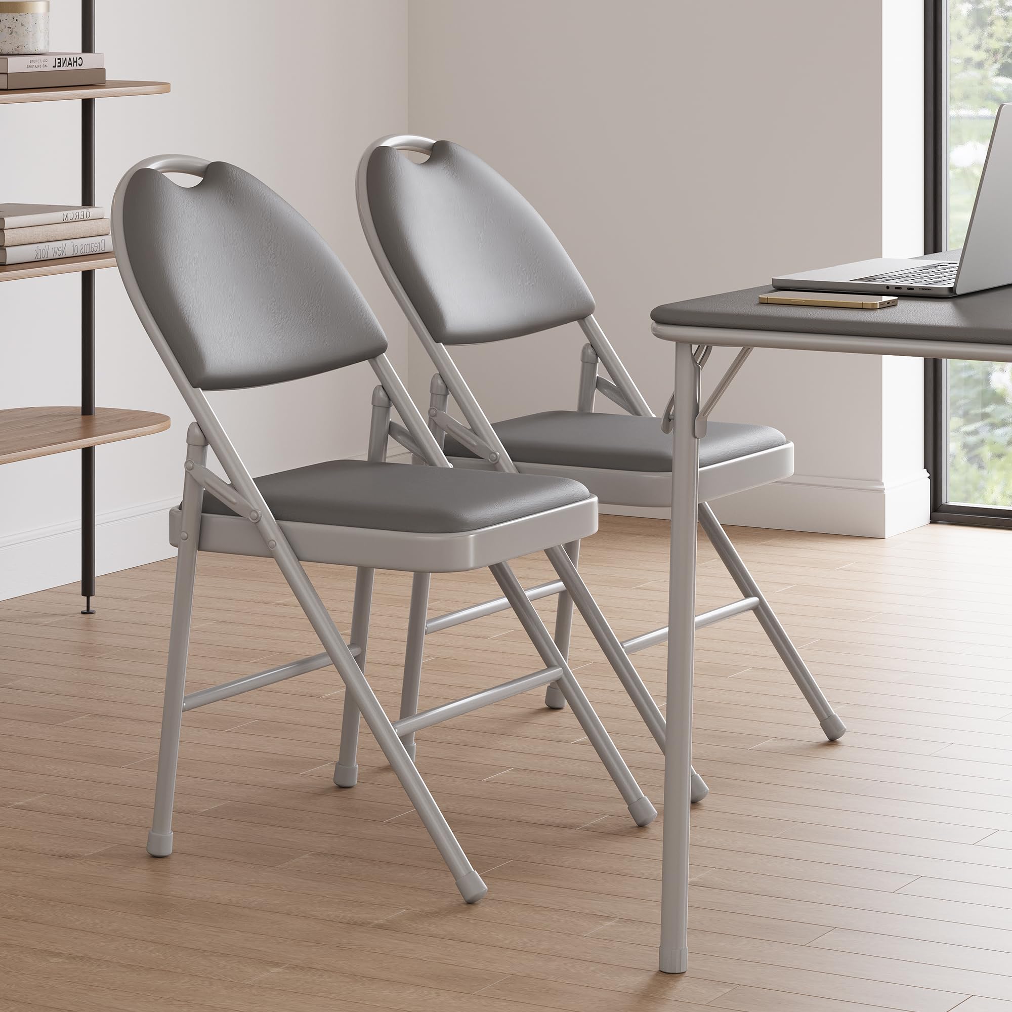 Juego de 2 sillas plegables con piel sintética acolchada para asiento y respaldo, silla plegable de metal apilable hasta 160 kg, silla de jardín y silla de invitados para eventos, salón