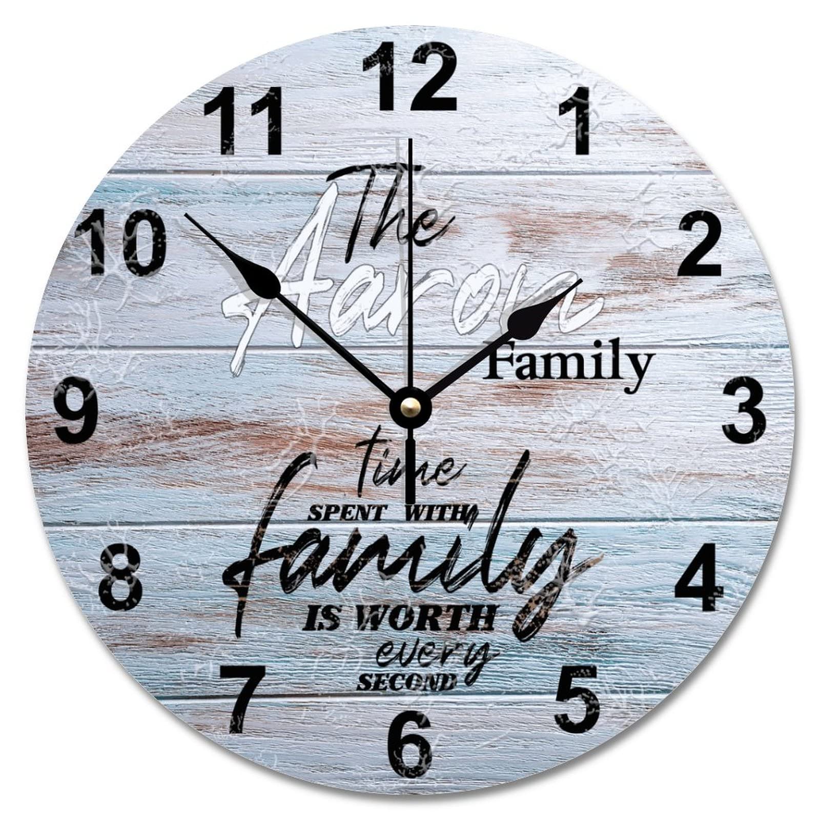 Horloge murale familiale en bois vintage célébrant chaque seconde