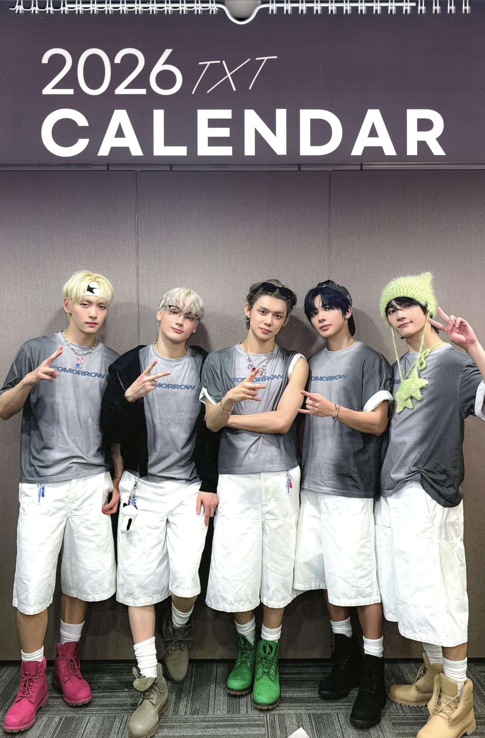 Amazon.co.jp: TXT グッズ 大判 壁掛け カレンダー 2026年 (令和8年) +