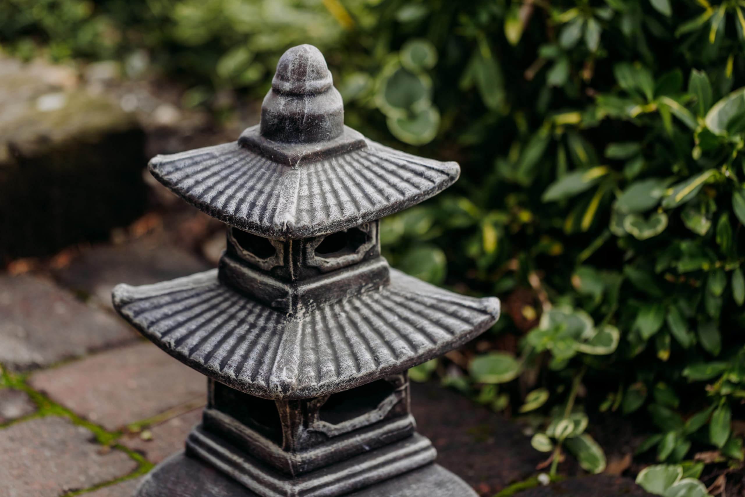 gartendekoparadies.de Pagode japonaise avec huit fenêtres, lanterne en pierre antique, hauteur 40 cm, 11 kg, multicolore, résistante au gel, pour l'extérieur