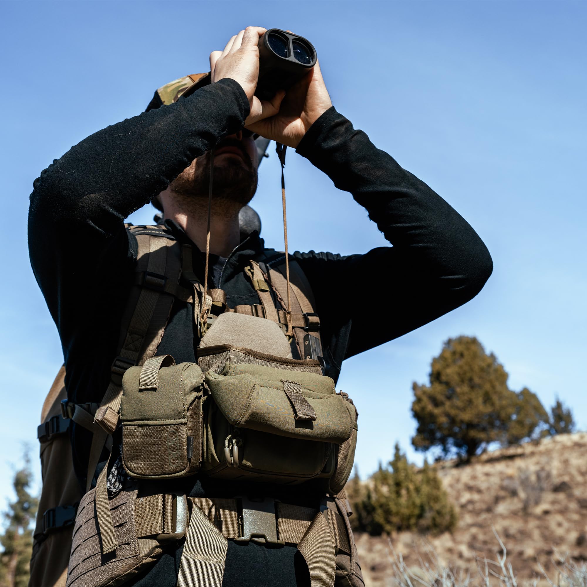 Eberlestock Bravo Modular Bino Pack – Magnetisches Fernglasgeschirr für die Jagd mit leisem Stoßschnurverschluss – MOLLE-kompatibel – atmungsaktive Air-Mesh-Gurte – Militärgrün, Größe L