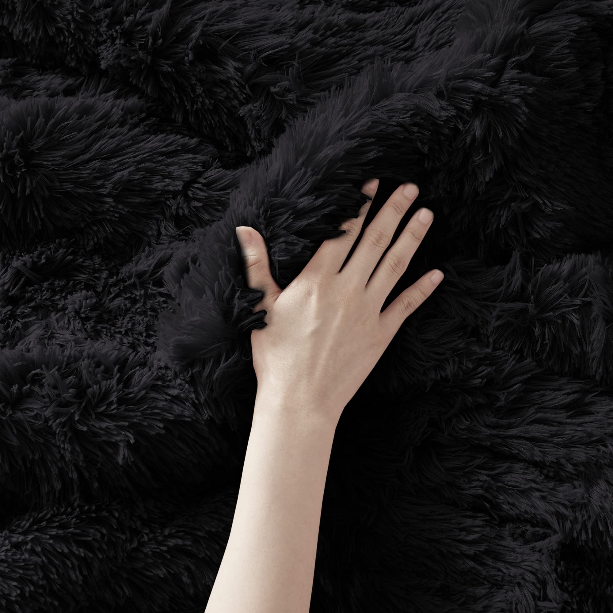 Intelligent Design Soft Shaggy Faux Fur Cozy Comforter Set, Modern All Season Down Alternative Bedding with Matching Sham, Black, King/California King