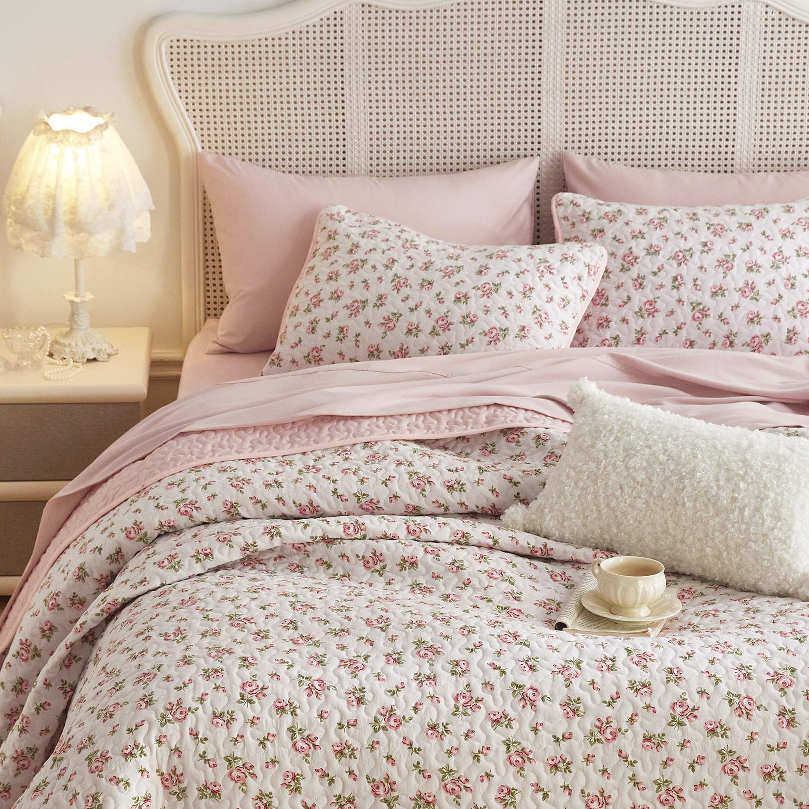 Wake In Cloud Floral Quilt Set in Pink
