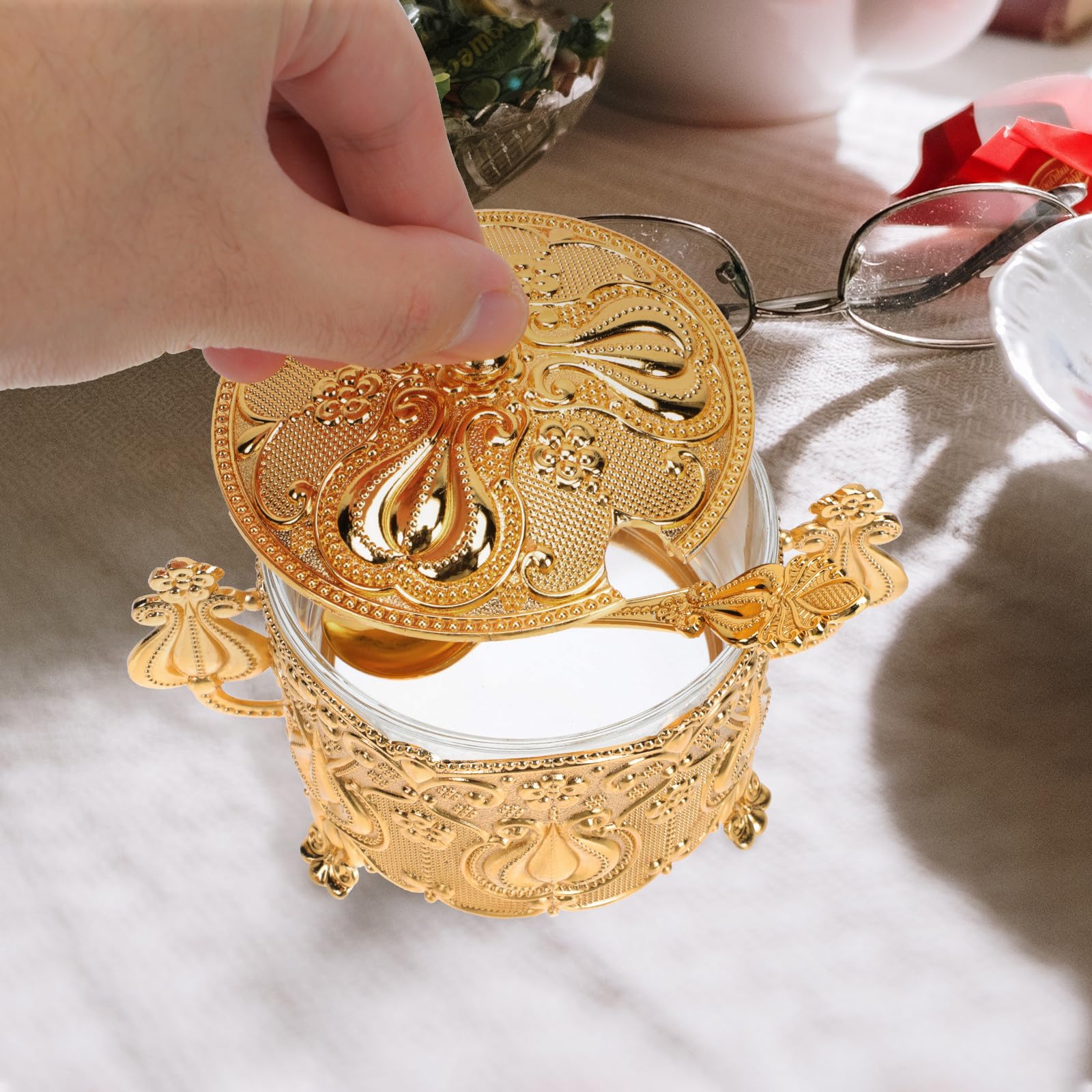 Zuccheriera in Metallo con Cucchiaio e Coperchio, per Zucchero e Sale | Finitura Oro, Stile Europeo Elegante, Decorativo per Cucina e Hotel, Contenitore per Zucchero o Sale