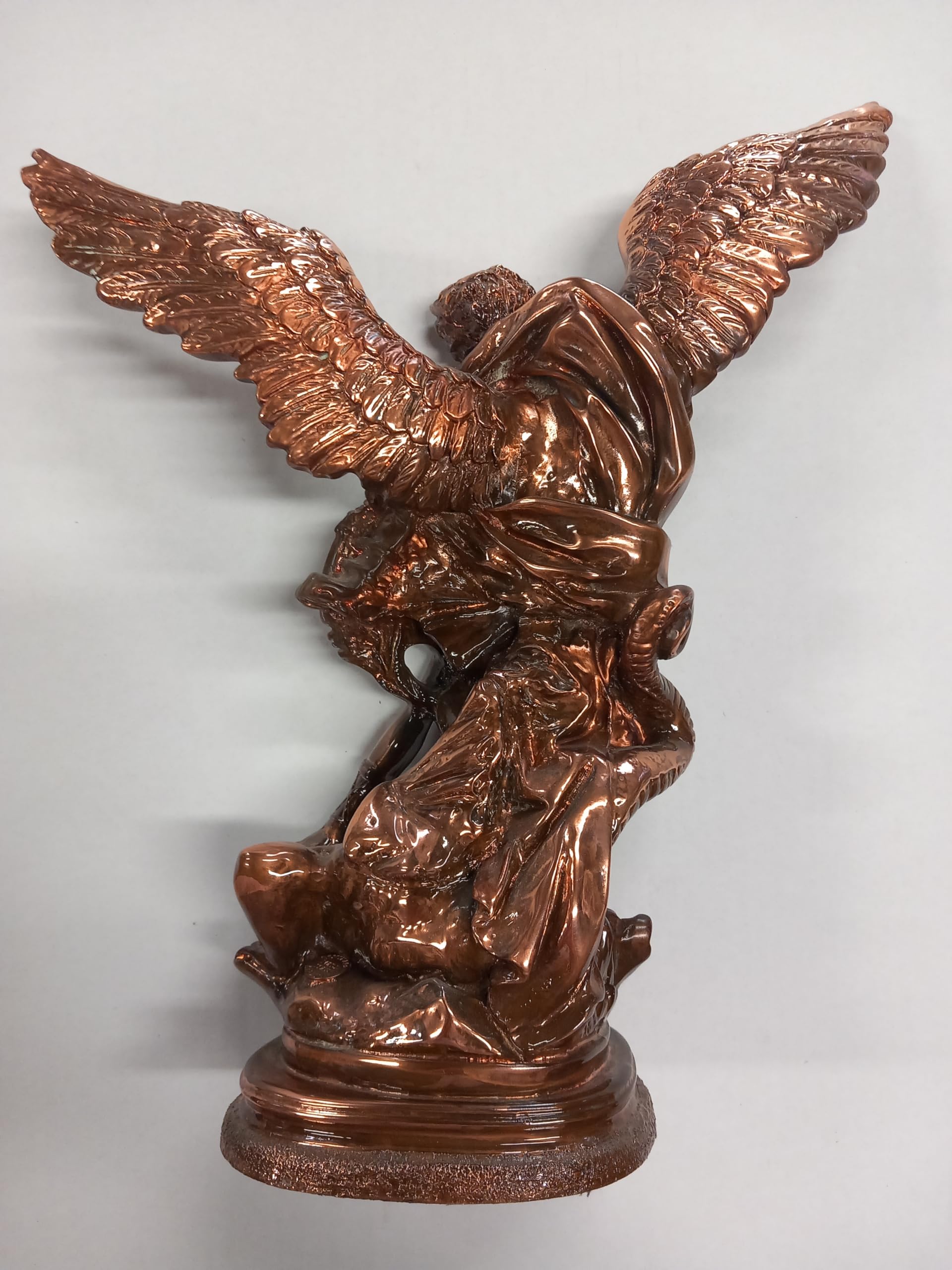Generico ArteSacraCaravaggio Statua San Michele Arcangelo, in resina cm 37 all'ala, per interni ed esterni, laminato bronzo antico, decorata a mano, produzione artigianale italiana