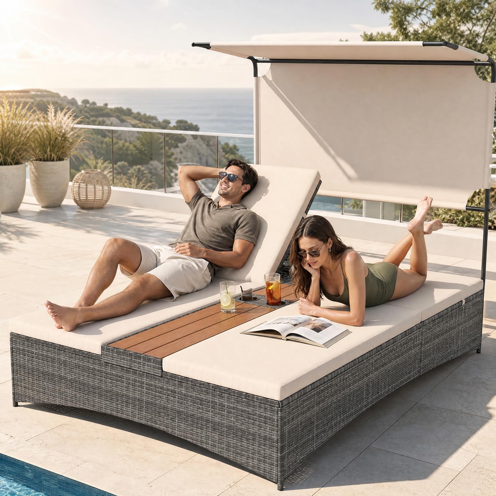 GIANTEX Lettino Prendisole a 2 Posti, Lettino da Giardino in Rattan e Metallo, Schienali Regolabili e Tettuccio Integrato, Moderno Sdraio con Cuscini Morbidi e Tavolino per Piscina e Cortile (Beige)