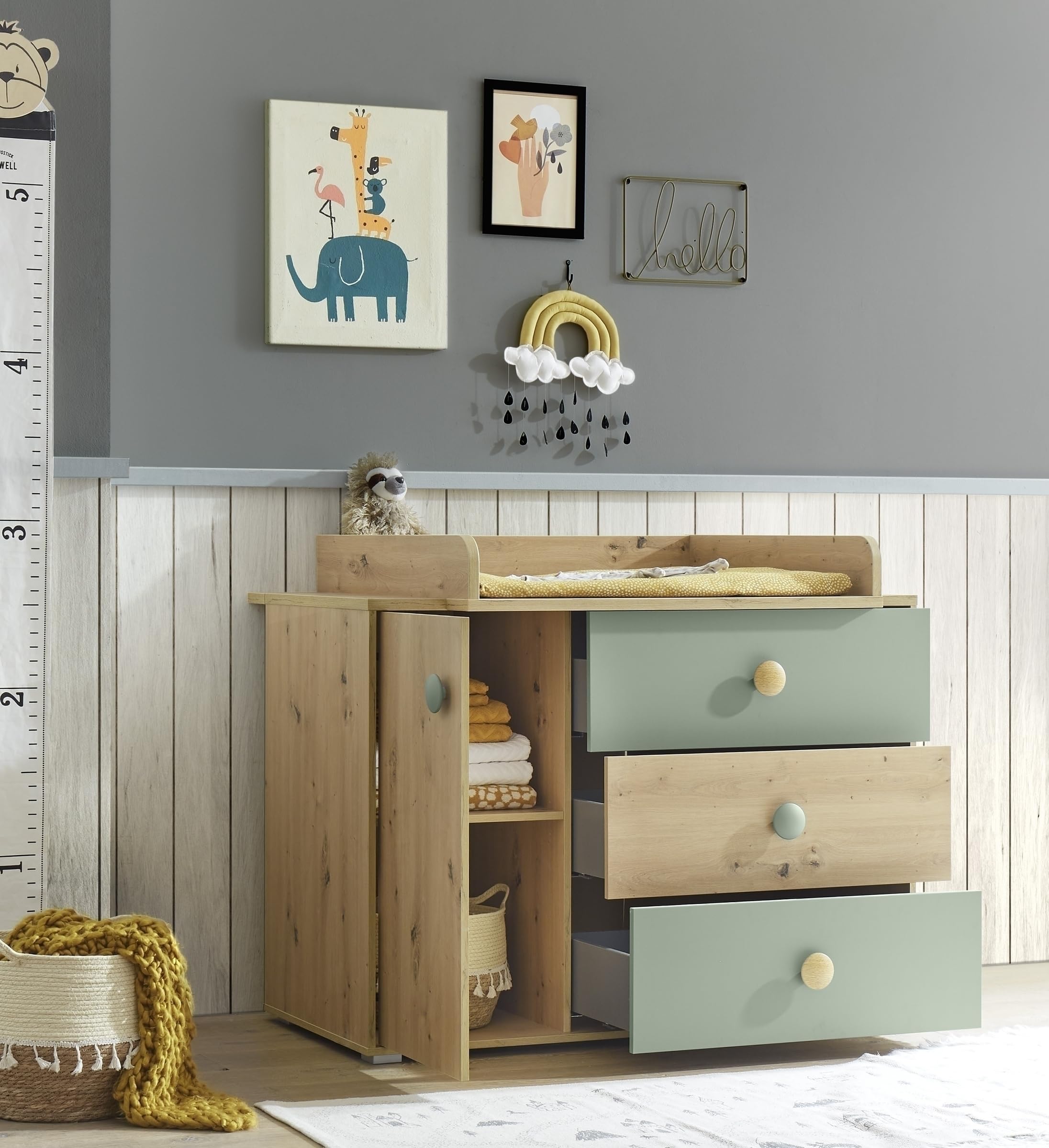 Babyzimmer-Komplettset >Birta< Kleiderschrank 153,8x200x58,2cm, Babybett 78x90x143cm, Wickelkommode 120x99,3x77,6cm, Wandboard 120x30x25,5cm, Regal 60x200x38,2cm, Artisan Eiche Dekor / Salbei.