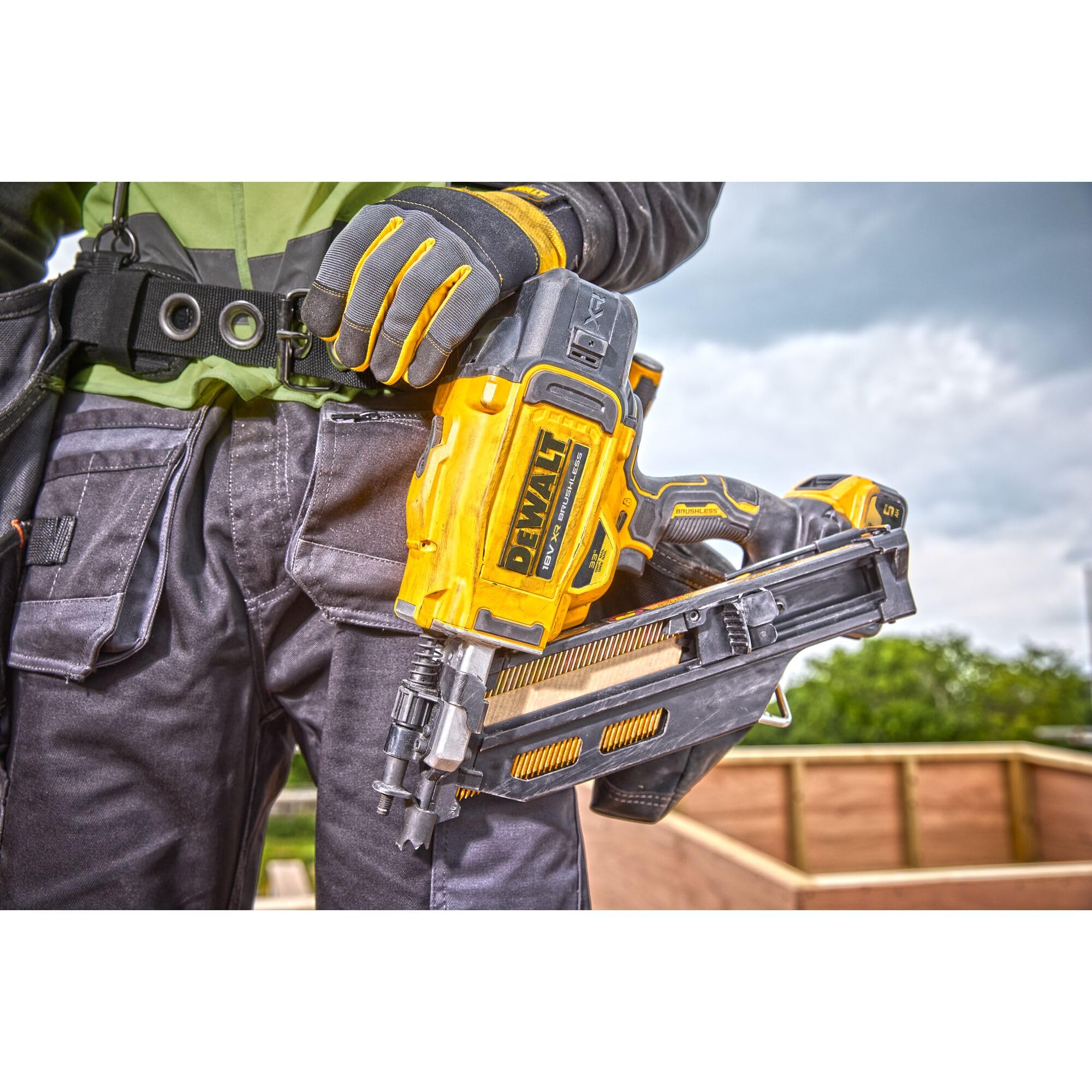 DEWALT - Cloueur à Charpente XR 18 V Brushless Nouvelle Génération, Inclue 2X Batteries 18V 5Ah, 1 Chargeur, DCN930P2-QW