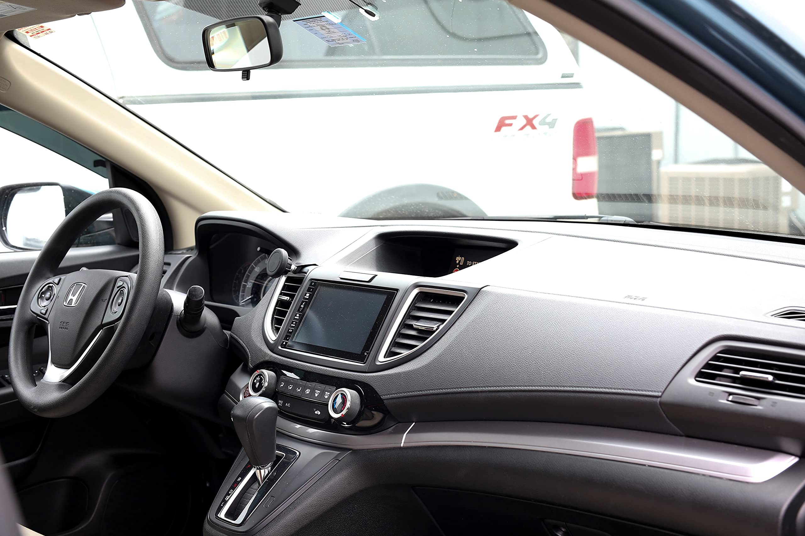 Course Motorsports DirectFit - Soporte de teléfono con cabezal de carga inalámbrico de agarre automático y soporte de teléfono de coche para Jeep Cherokee (2014-2019) - Cargador de agarre automático