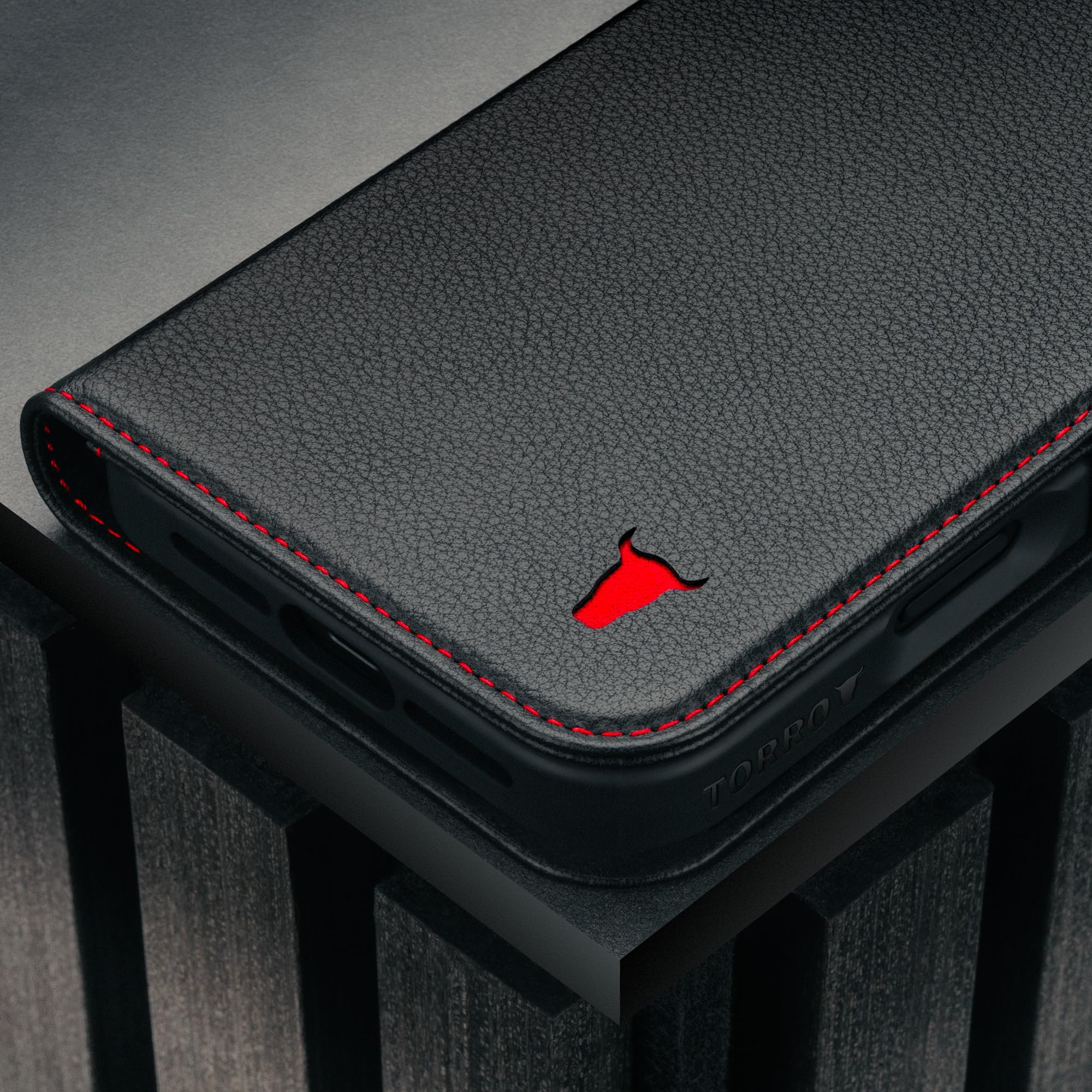 TORRO Hülle kompatibel mit iPhone 17 Pro 6.3" 2025 - Echt Leder Hülle mit Standfunktion und Kartenfächern (kompatibel mit Offiziellen MagSafe-Ladegeräten) - Schwarz