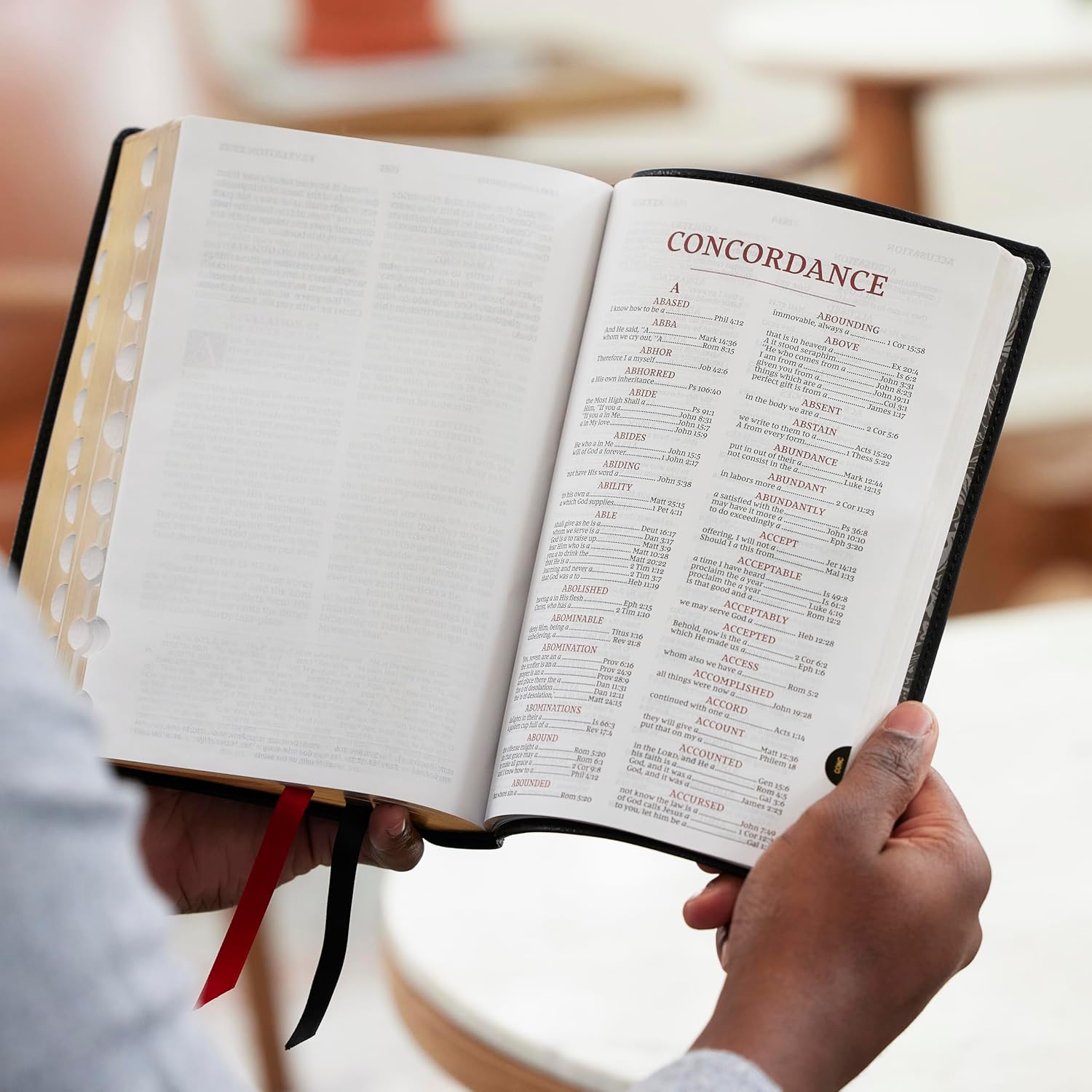 NKJV Large Print Reference Bible, Black Leathersoft, Red Letter, Comfort Print, Thumb Indexed (Sovereign Collection): Holy Bible, New King James Version