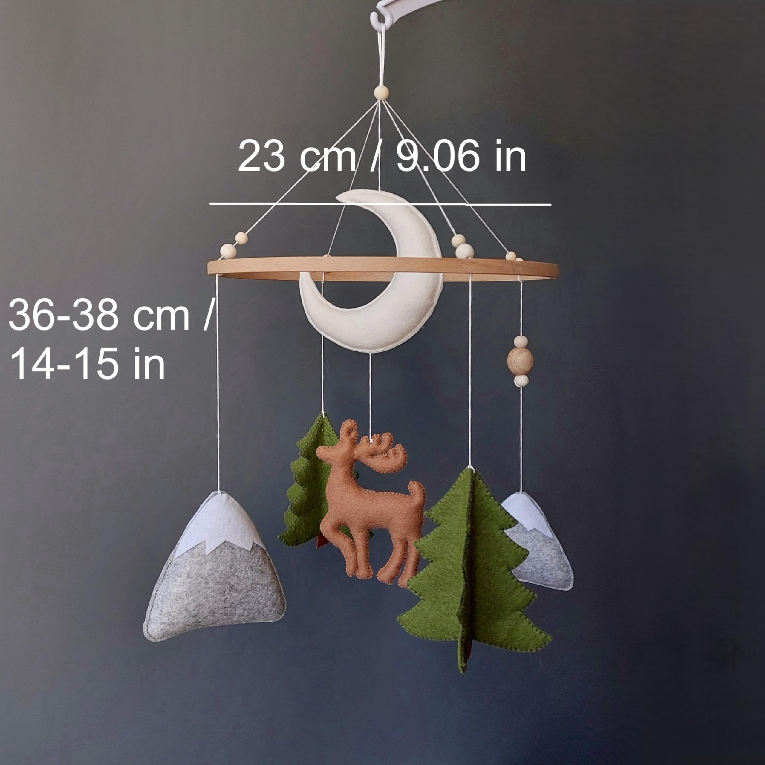 Baby Mobile geschlechtsneutral - Waldtiere mit Hirsch, Tannen und Bergen - Handgemachtes Kinderbett Mobile im Waldstil - Deko für Babyzimmer Jungen & Mädchen