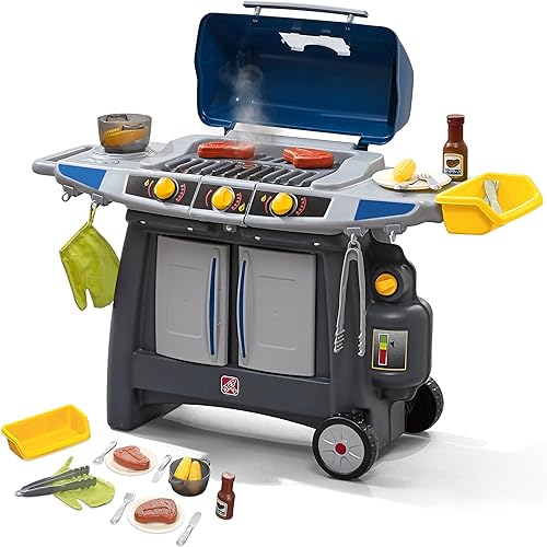 Step2 Sizzle & Smoke BBQ Grill Kids Playset, cocina para interiores y exteriores, juego interactivo con sonidos, hecho de plástico duradero, incluye