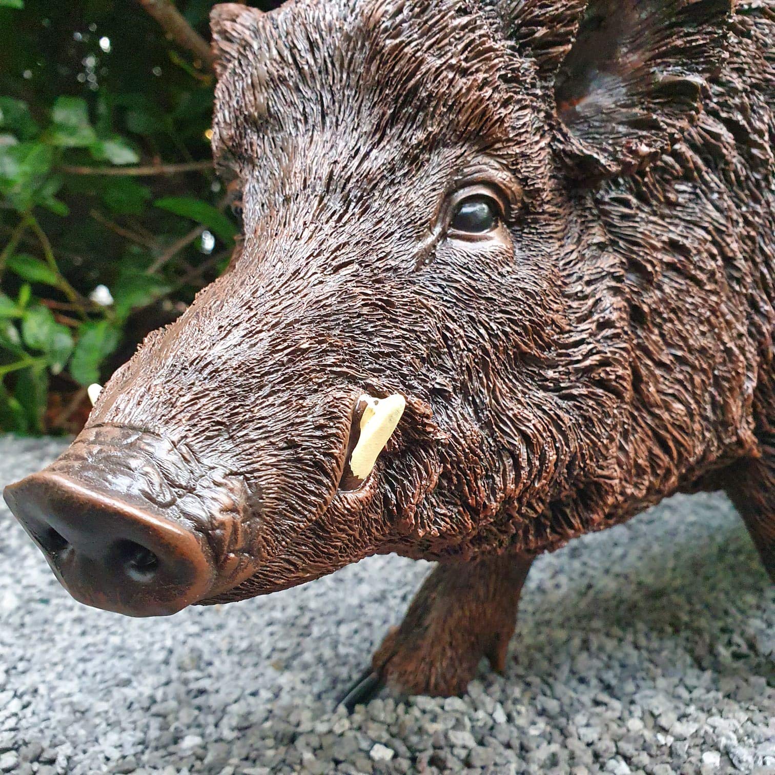 Gartenfigur Wildschwein Lauerstellung 58 cm Dunkelbraun – wetterfeste Wildschweinfigur Kunstharz, Waldtier Garten Deko für draußen